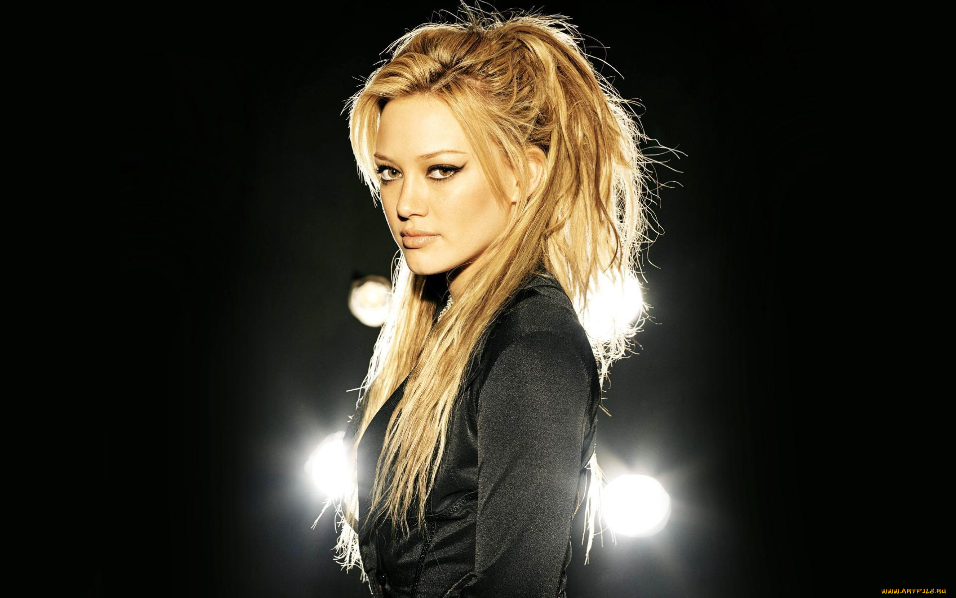 девушки, hilary, duff, блондинка, блузка, огни