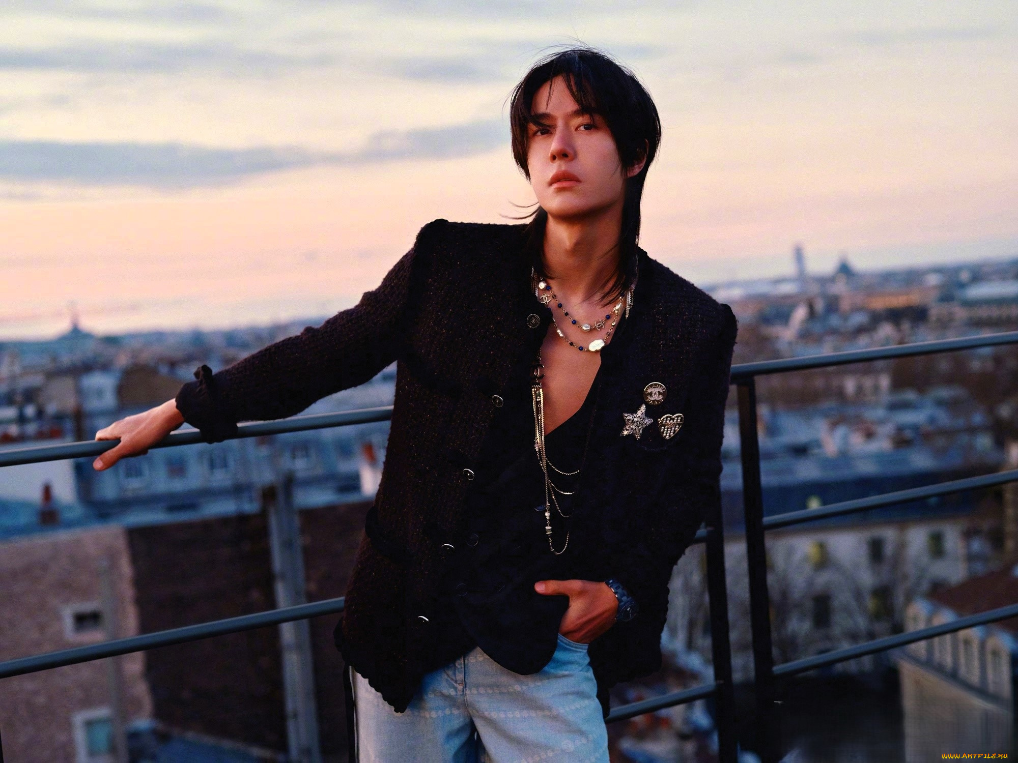 мужчины, wang, yi, bo, актер, пиджак, джинсы, украшения, ограда, город, панорама