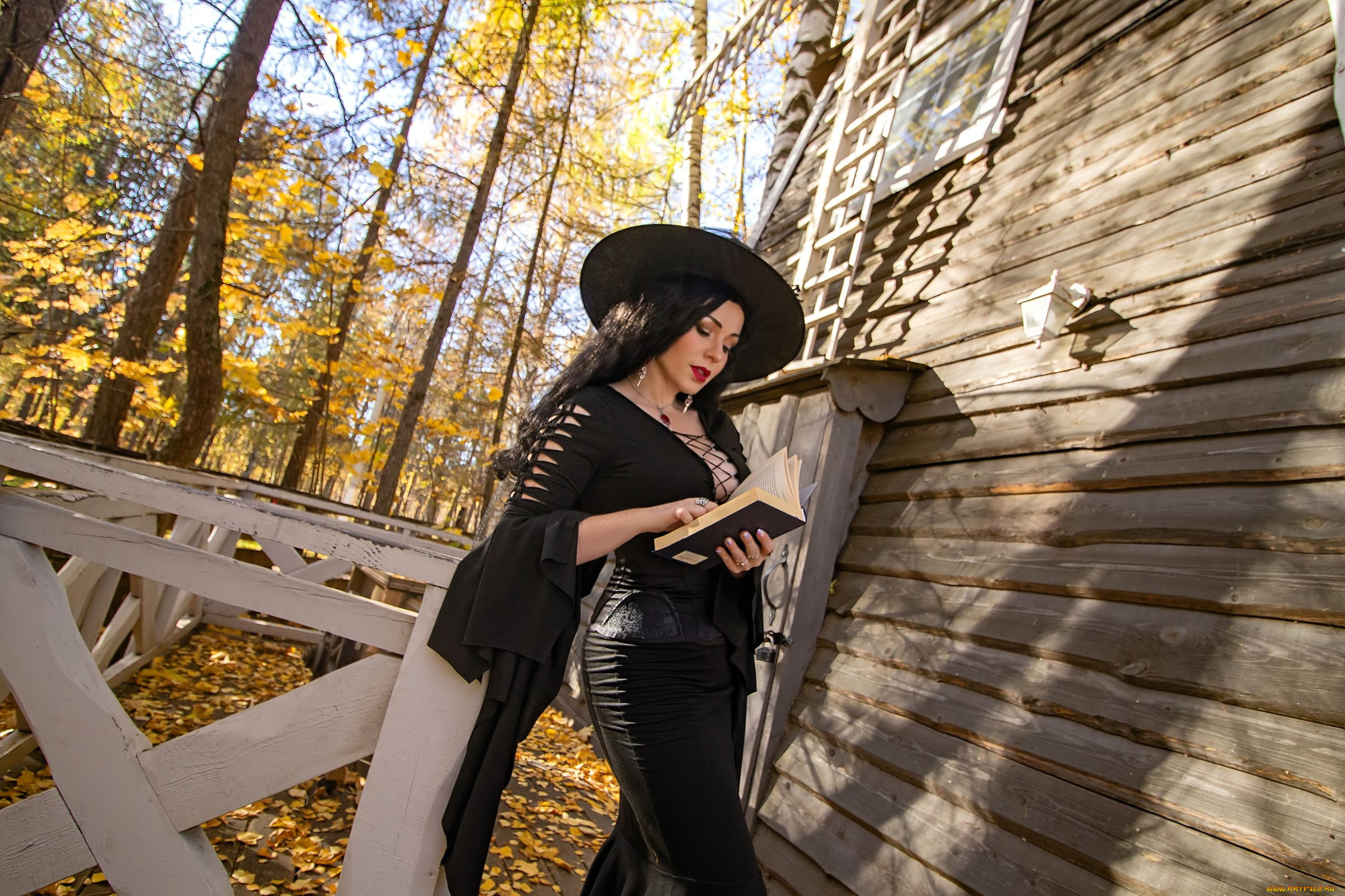 девушки, юлия, огородникова, образ, косплей, наряд, костюм, ведьма, шляпа, книга, платье, дом, деревья, осень, лес