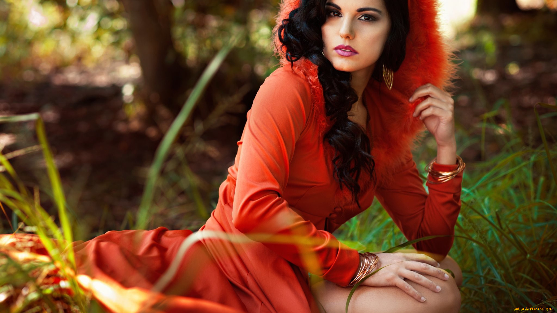 девушки, -unsort, , брюнетки, , шатенки, девушка, брюнетка, локоны, платье, капюшон, макияж, украшения, браслеты, серьги, природа, трава