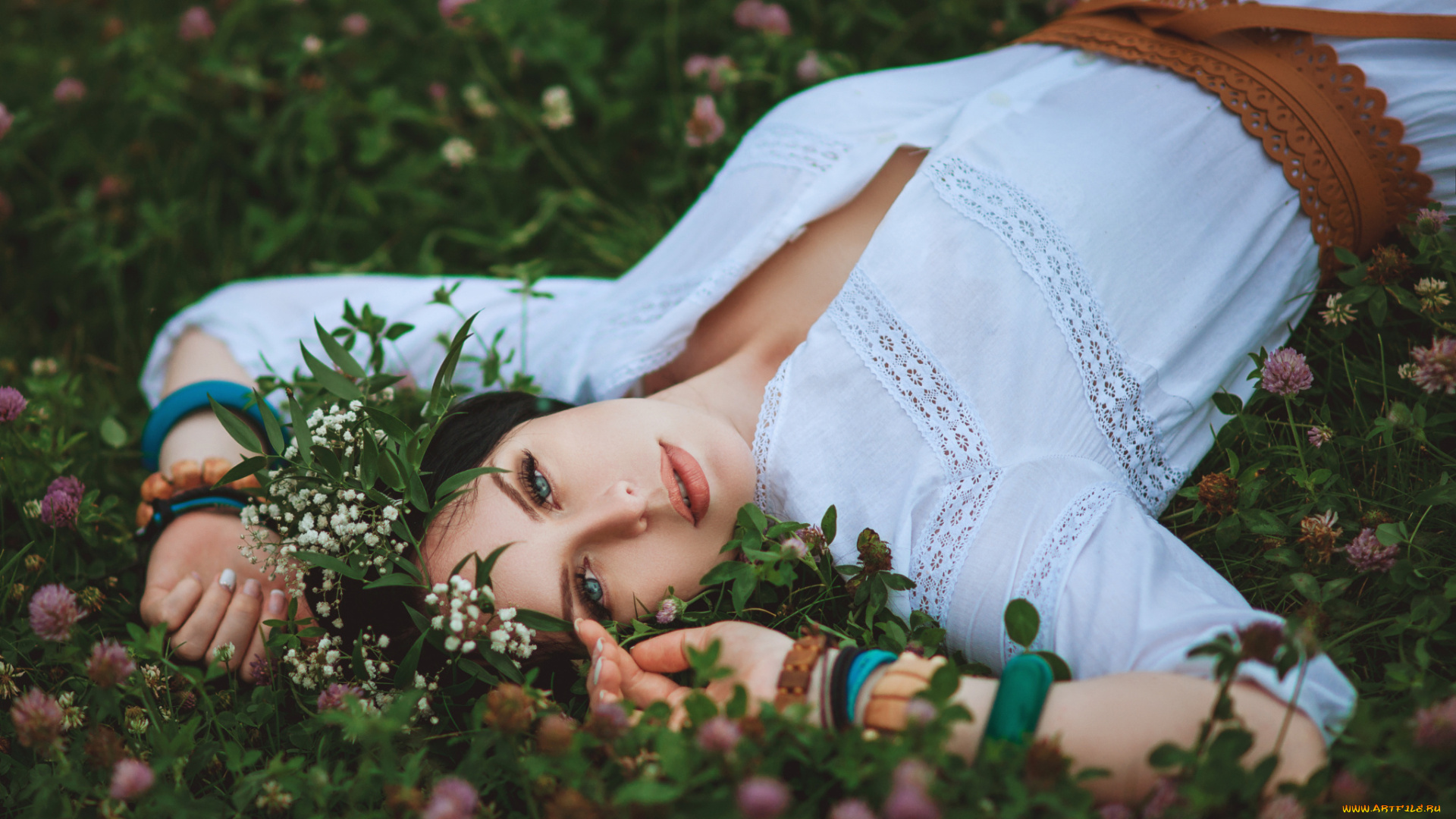 девушки, diana, lipkina, diana, lipkina, девушка, брюнетка, платье, пояс, украшения, браслеты, взгляд, природа, трава