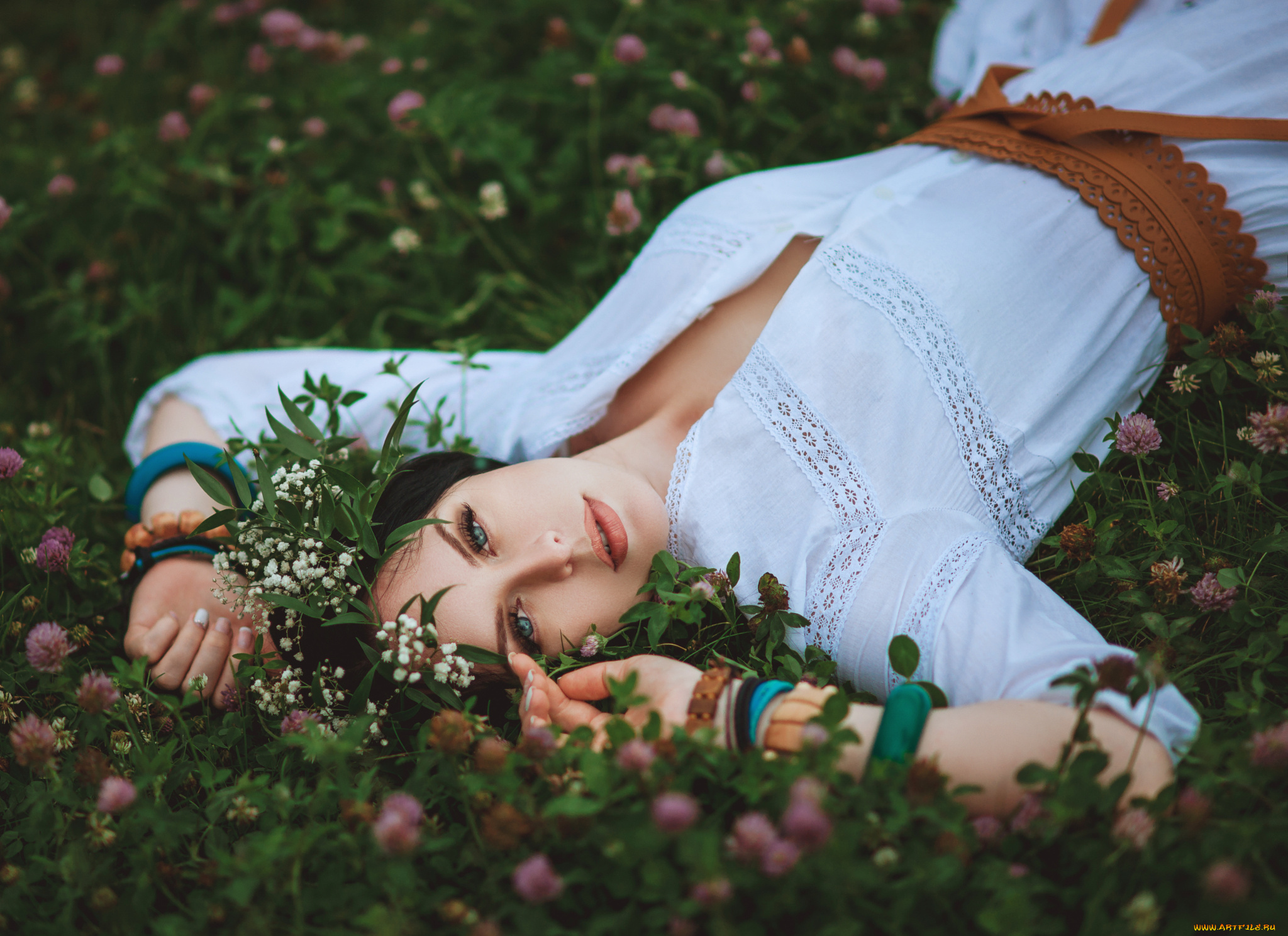 девушки, diana, lipkina, diana, lipkina, девушка, брюнетка, платье, пояс, украшения, браслеты, взгляд, природа, трава