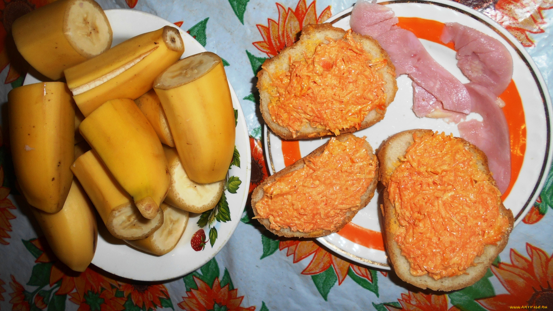 еда, бананы, колбаса, хлеб, бутерброды