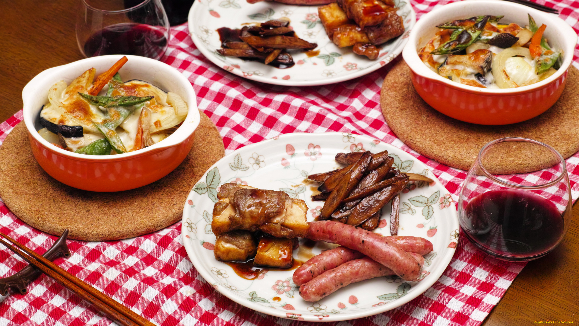 еда, вторые, блюда, фужер, вино, колбаса, овощи, сервировка