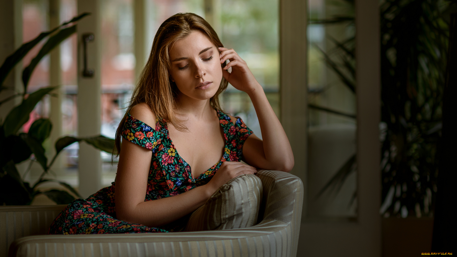 девушки, -, рыжеволосые, и, разноцветные, катерина, марченко, модель, брюнетка, глубина, резкости, закрытые, глаза, приоткрытые, губы, портрет, платье, декольте, диван, женщины, в, помещении, кристофер, леоне