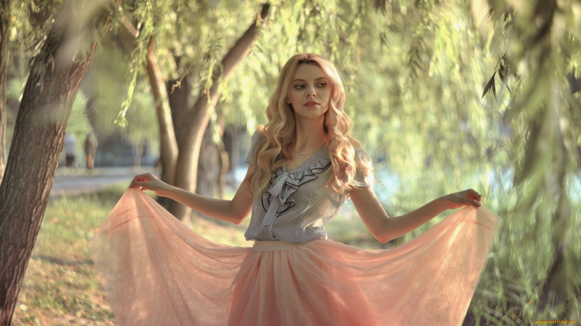 девушки, -unsort, , блондинки, блондинка, свет, блузка, юбка, деревья