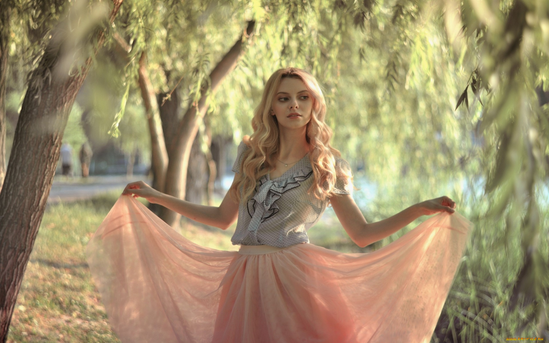 девушки, -unsort, , блондинки, блондинка, свет, блузка, юбка, деревья