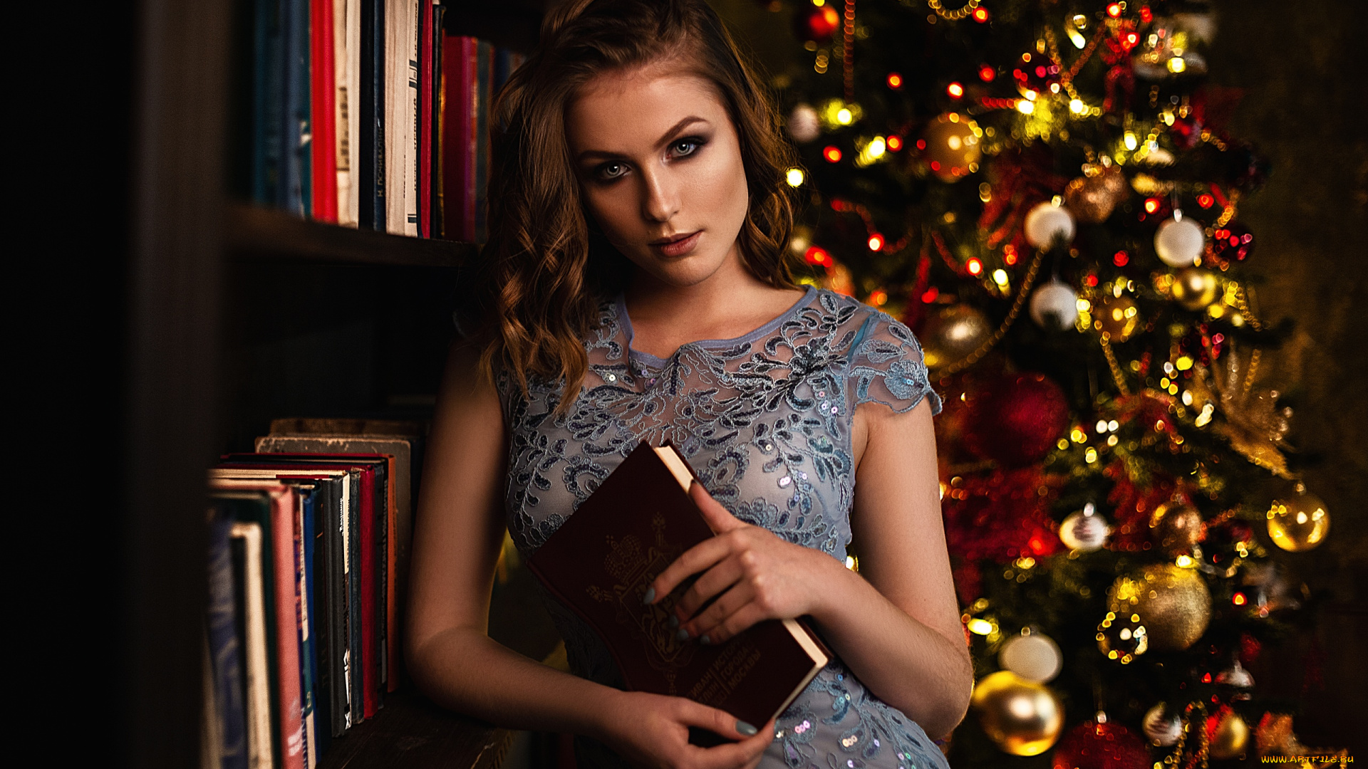 девушки, -unsort, , брюнетки, темноволосые, новогодние, украшения, ёлка, рождество, чувственный, взгляд, смотрит, на, зрителя, модель, брюнетка, книга, футляр, книги, женщины, в, помещении, влад, попов