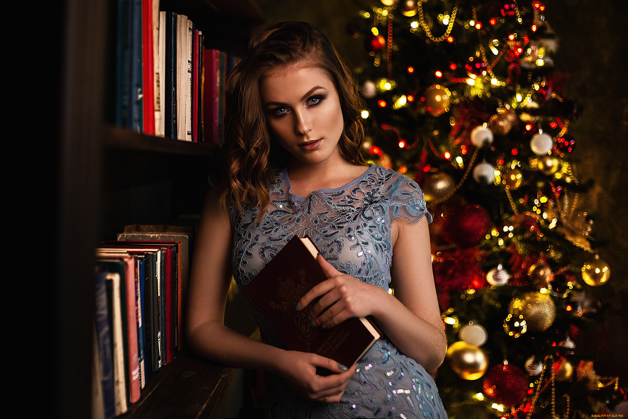 девушки, -unsort, , брюнетки, темноволосые, новогодние, украшения, ёлка, рождество, чувственный, взгляд, смотрит, на, зрителя, модель, брюнетка, книга, футляр, книги, женщины, в, помещении, влад, попов