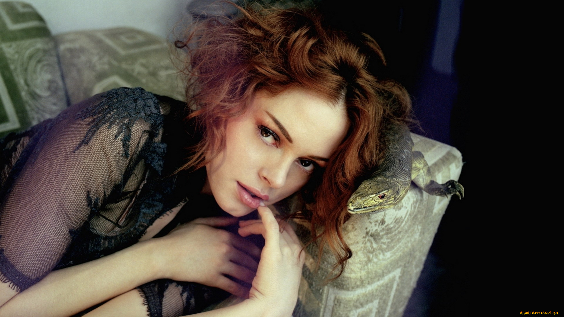 девушки, rose, mcgowen, диван, ящерица, актриса, рыжая