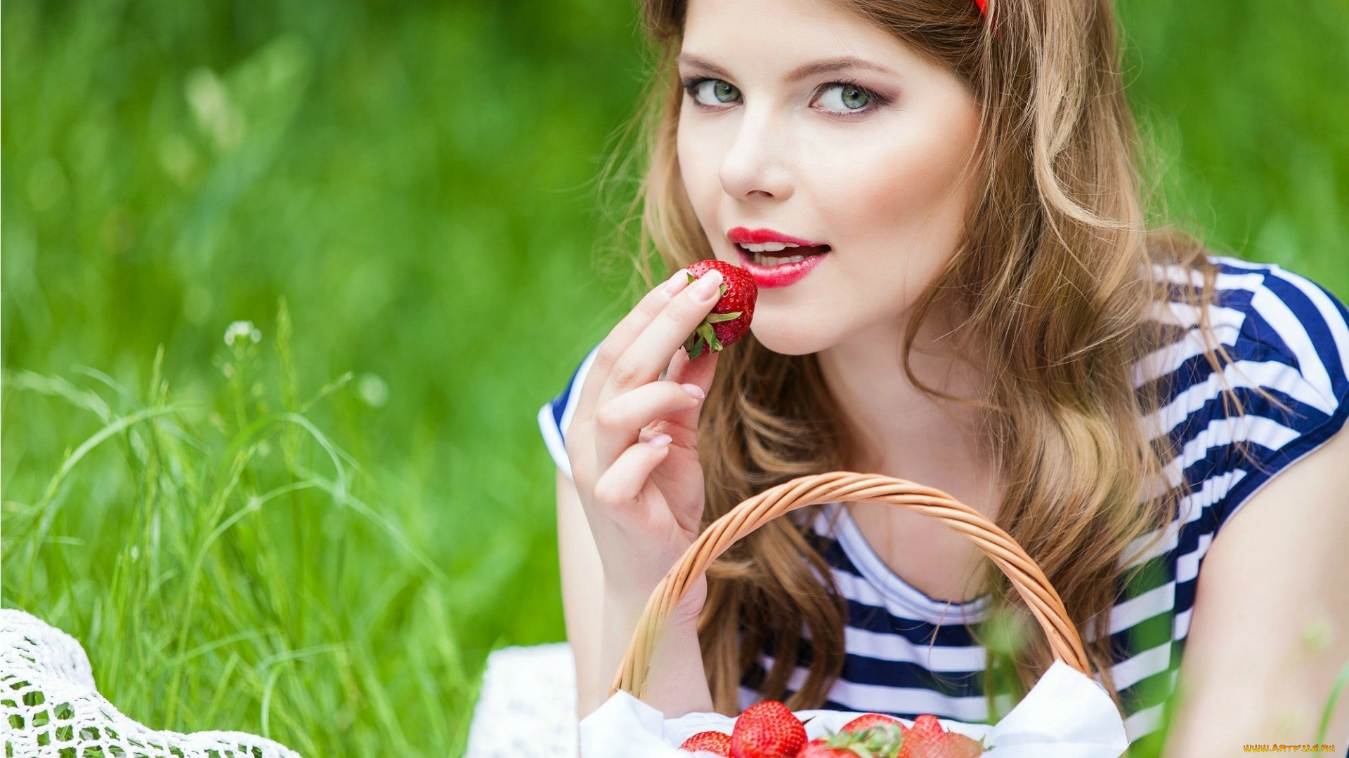девушки, -, блондинки, , светловолосые, лето, луг, трава, корзинка, клубника