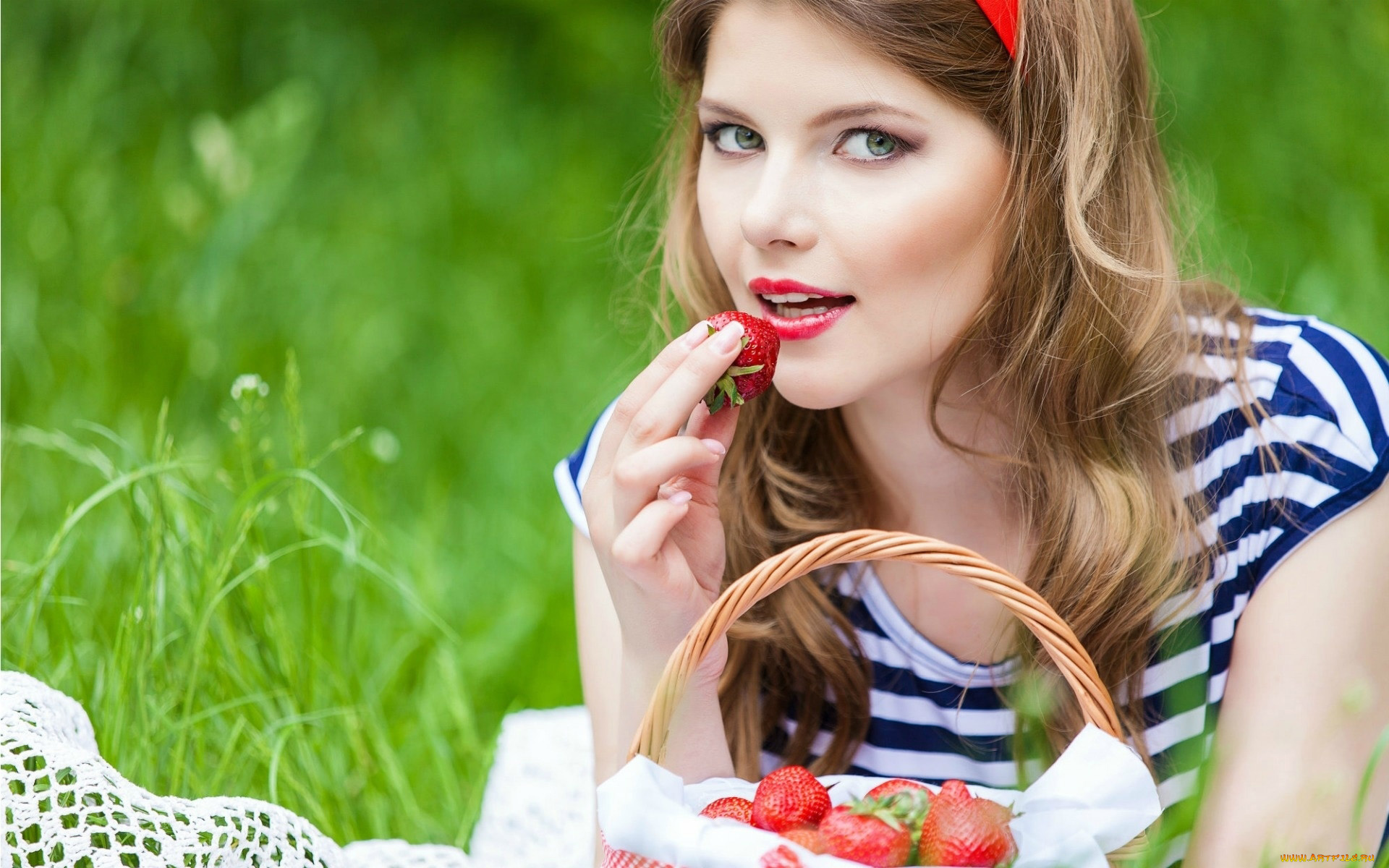девушки, -, блондинки, , светловолосые, лето, луг, трава, корзинка, клубника