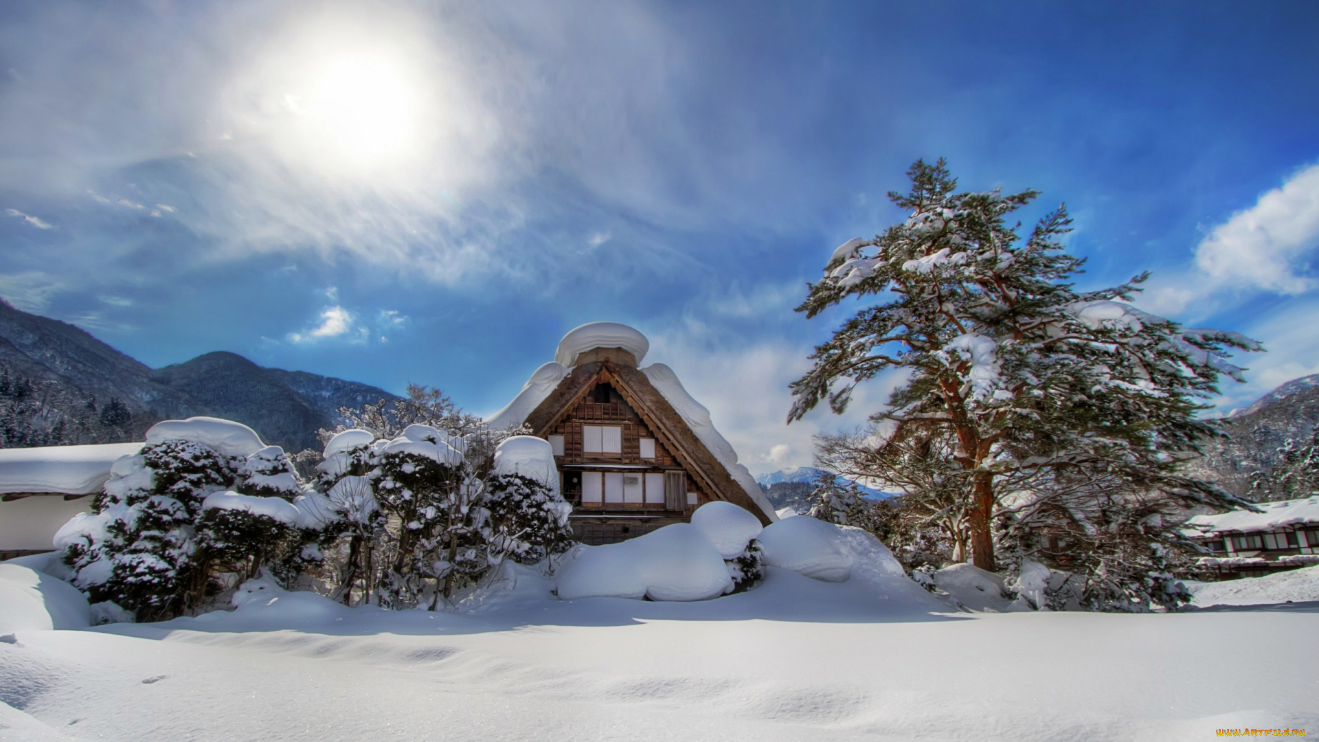 природа, зима, сосны, домик, солнце, суггробы, снег, горы, дымка