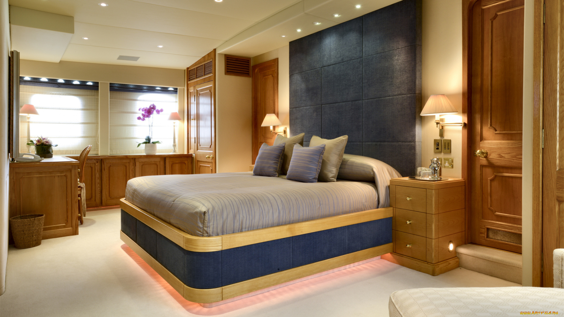 интерьер, спальня, кресло, подушки, кровать, цветы, телефон