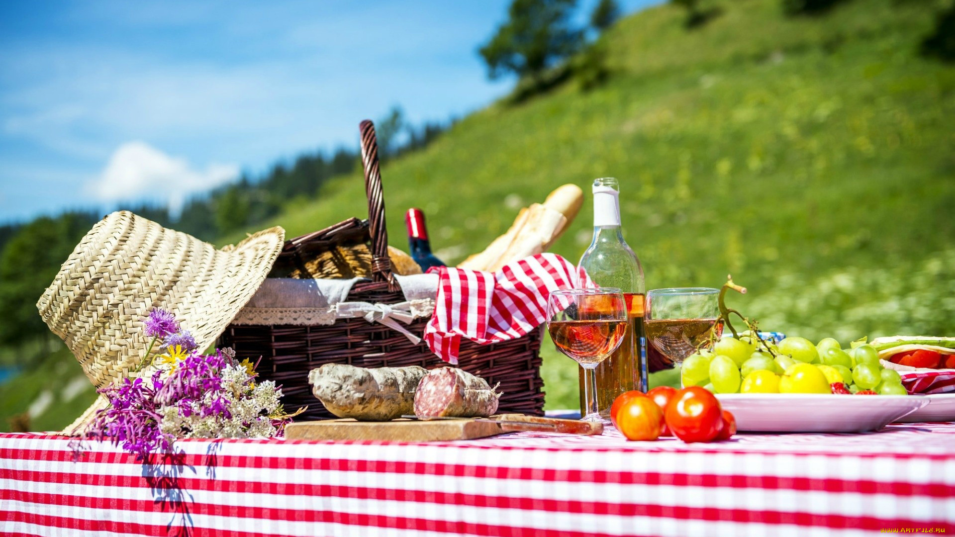 еда, разное, колбаса, багет, шляпа, корзинка, вино, пикник