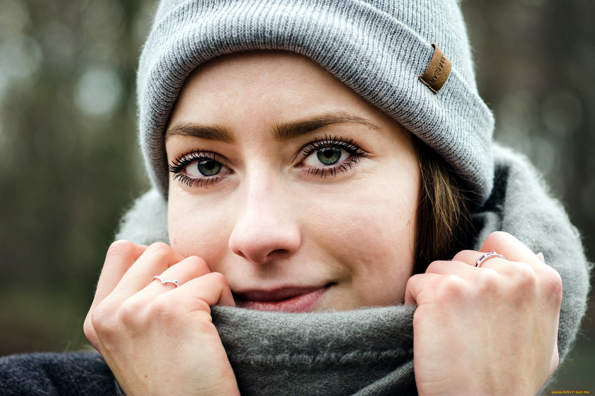 девушки, -, лица, , портреты, брюнетка, шапочка, свитер, улыбка