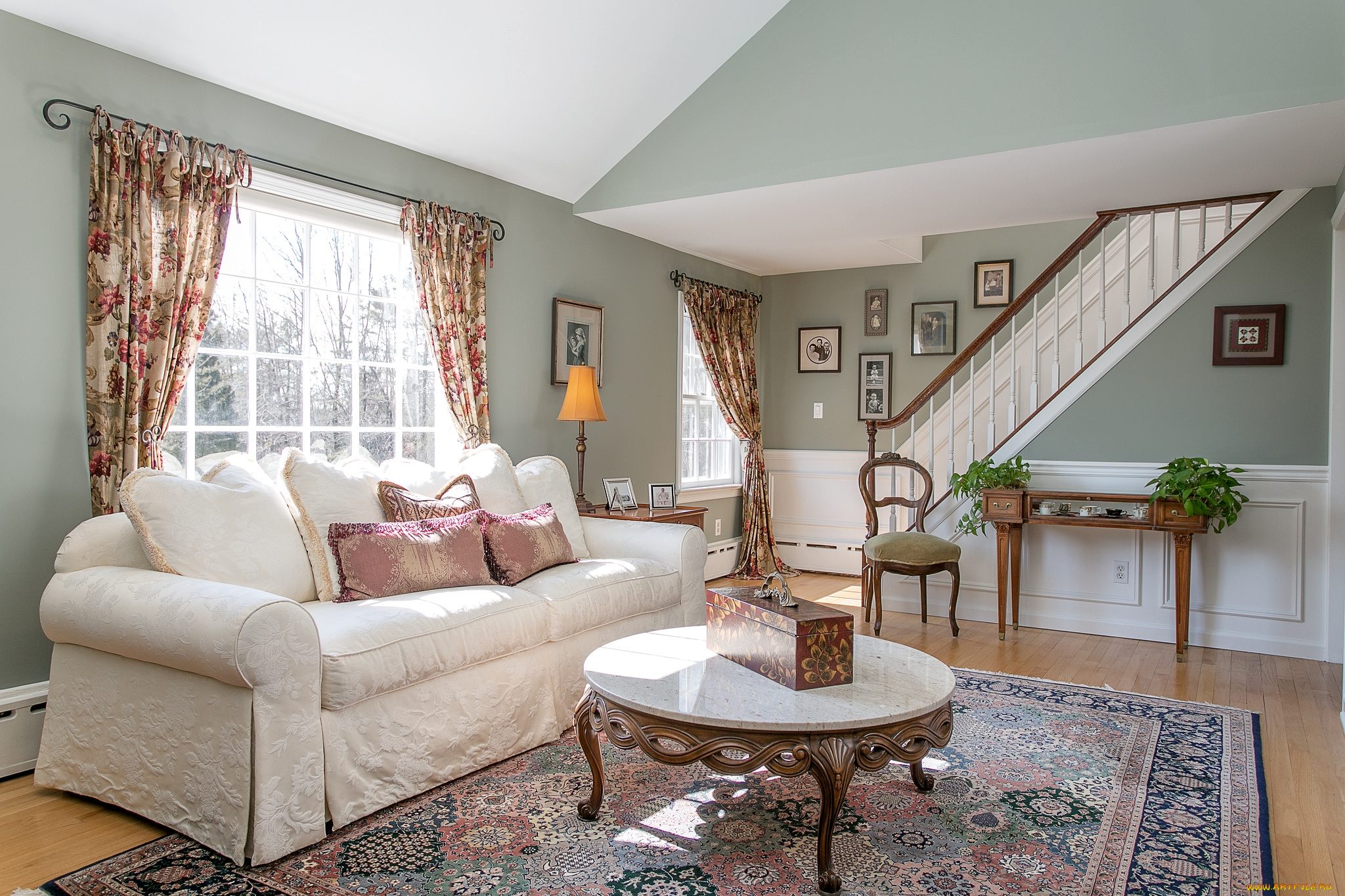 интерьер, гостиная, столик, лестница, диван