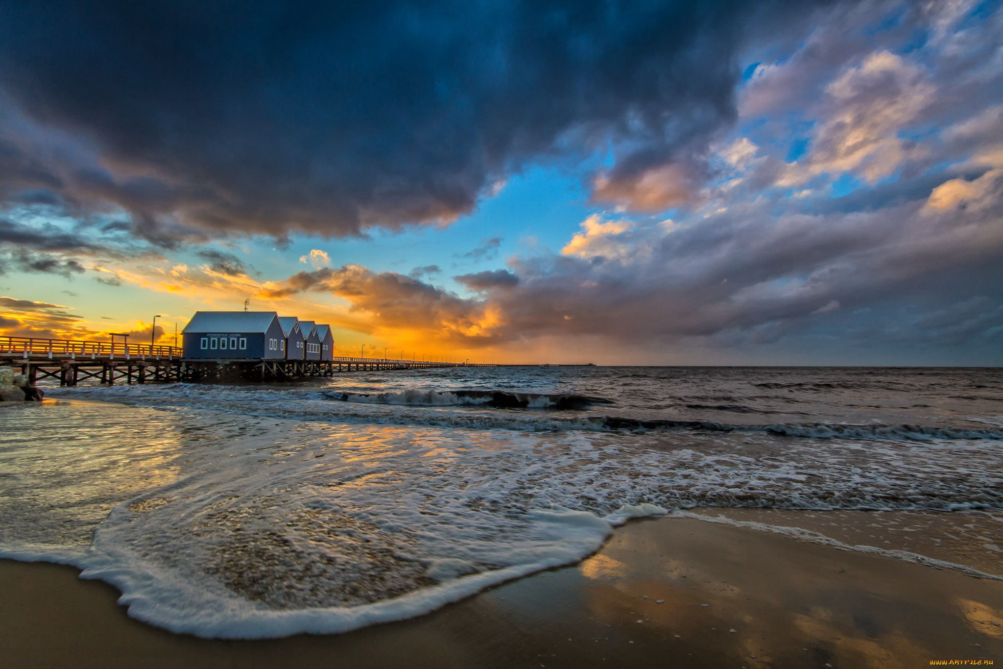 природа, побережье, океан, тучи, мост, пена, волны, пляж