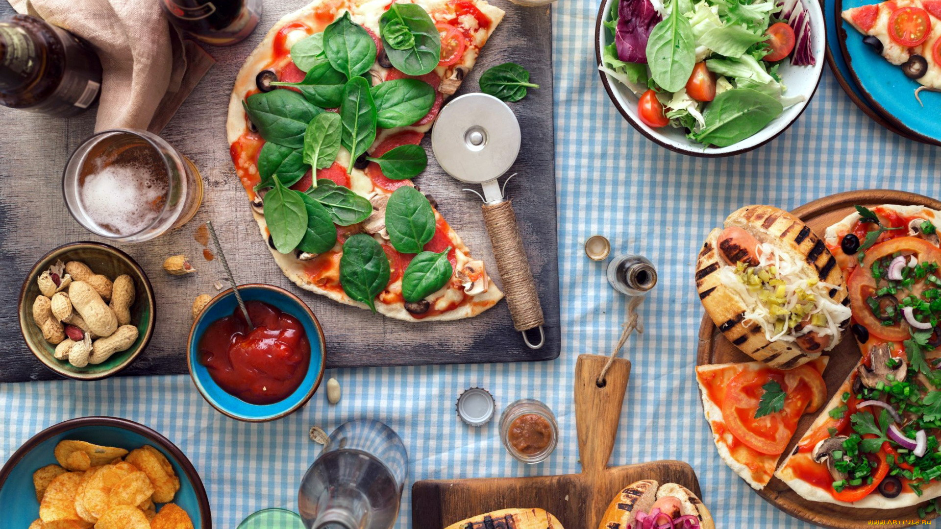 еда, пицца, шпинат, помидоры, соус, орехи