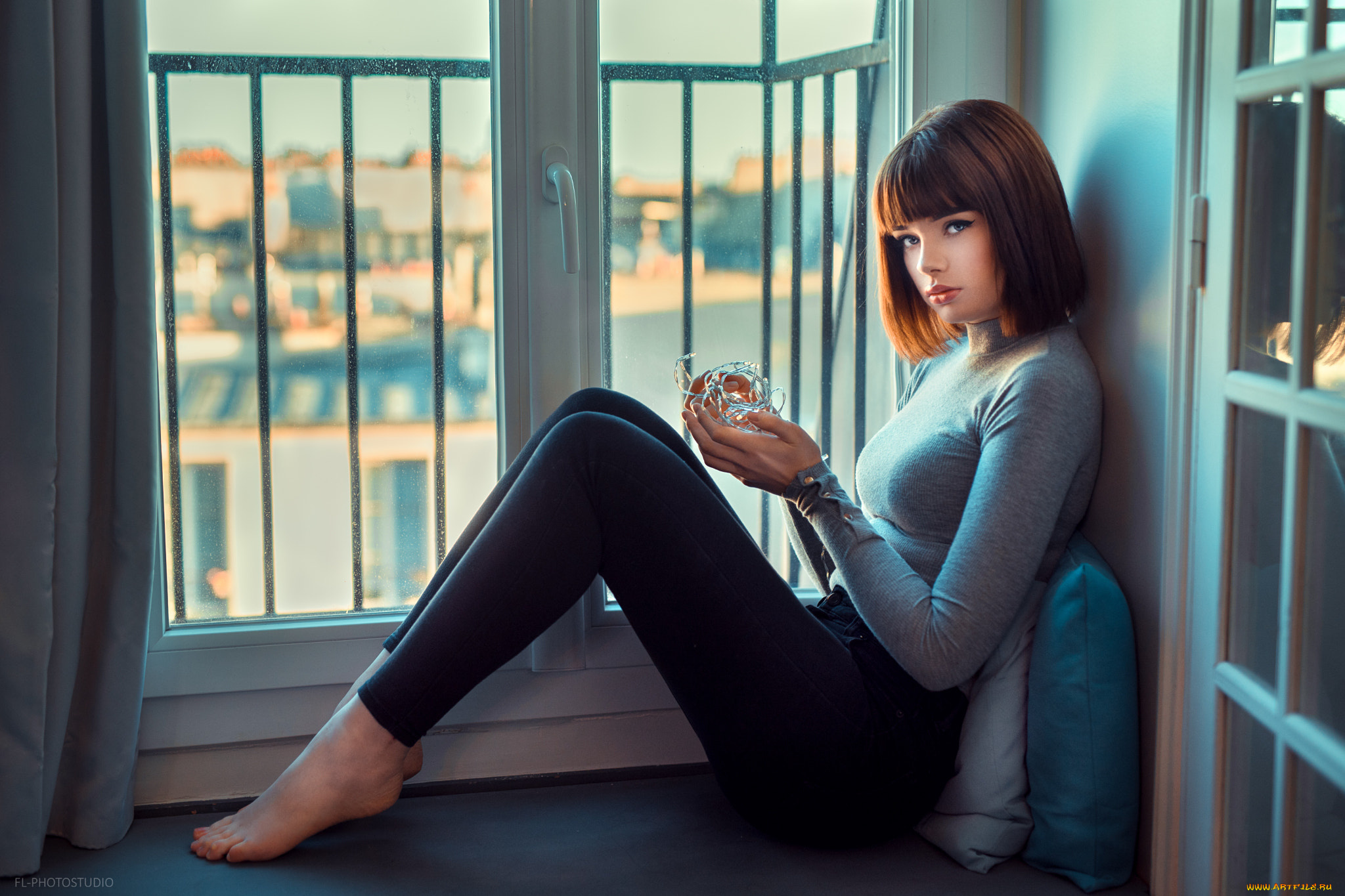 marie, grippon, девушки, -unsort, , брюнетки, темноволосые, модель, marie, grippon, women, lods, franck, portrait, окно, sitting, window, каре, eyeliner, pillow, barefoot, short, hair, подушка, босиком