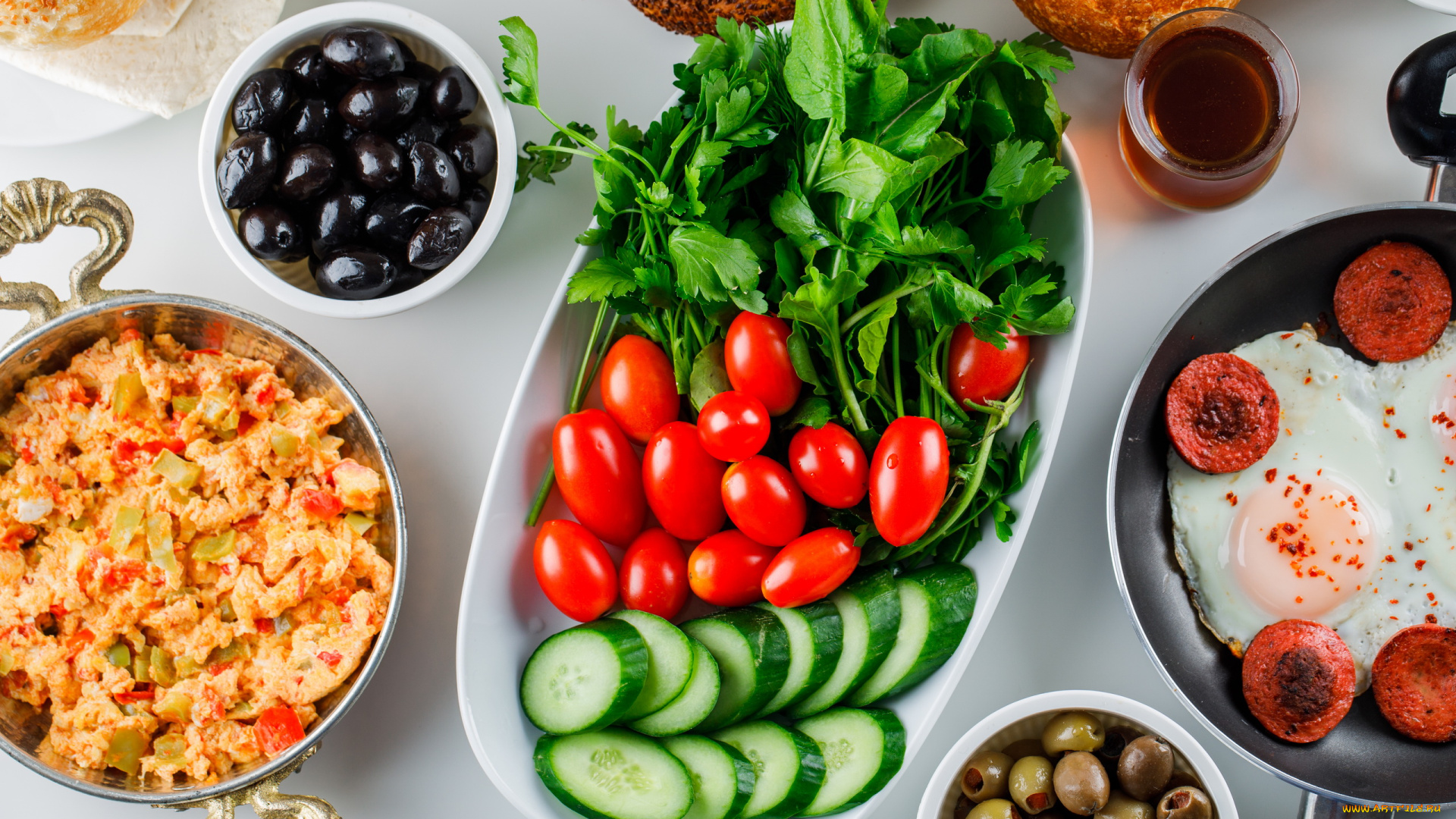 еда, разное, яичница, маслины, оливки, овощи, зелень, чай