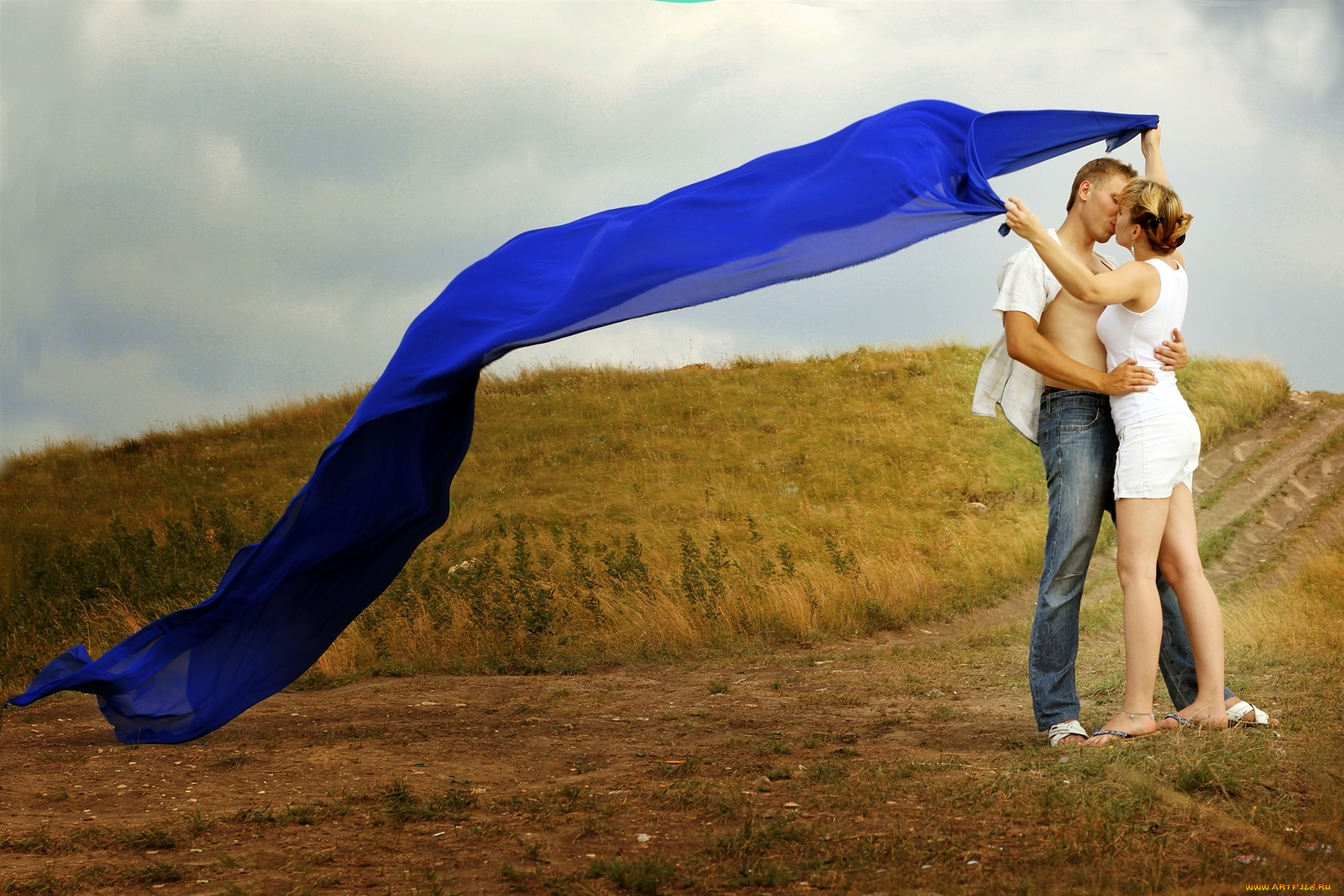 разное, мужчина, женщина, тропа, ткань, парень, дорога, трава, зелЁнаЯ, обьЯтиЯ, поцелуй, любовь, девушка, полЯ, луга