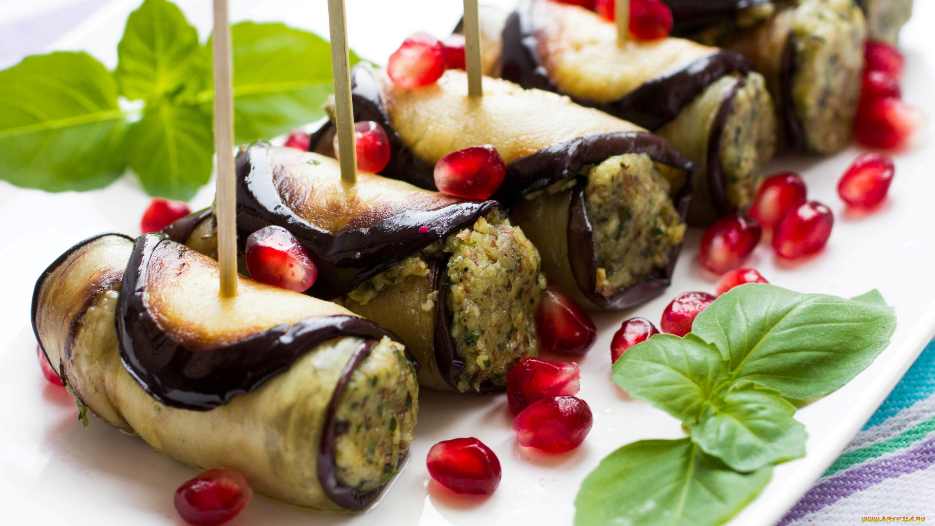еда, баклажаны, закуска, рулетики, базилик, зерна, гранат
