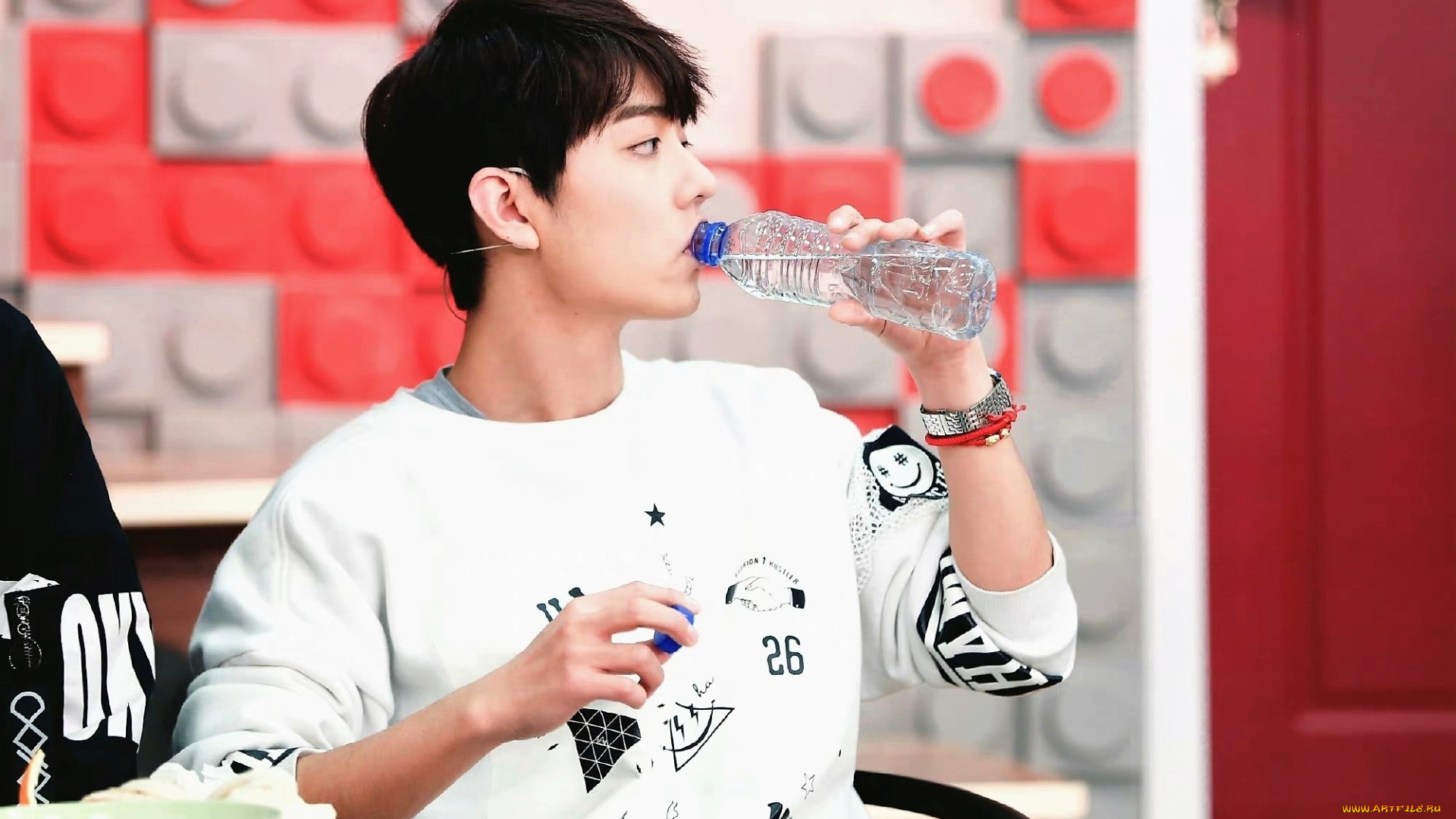 мужчины, xiao, zhan, актер, свитер, бутылка, вода