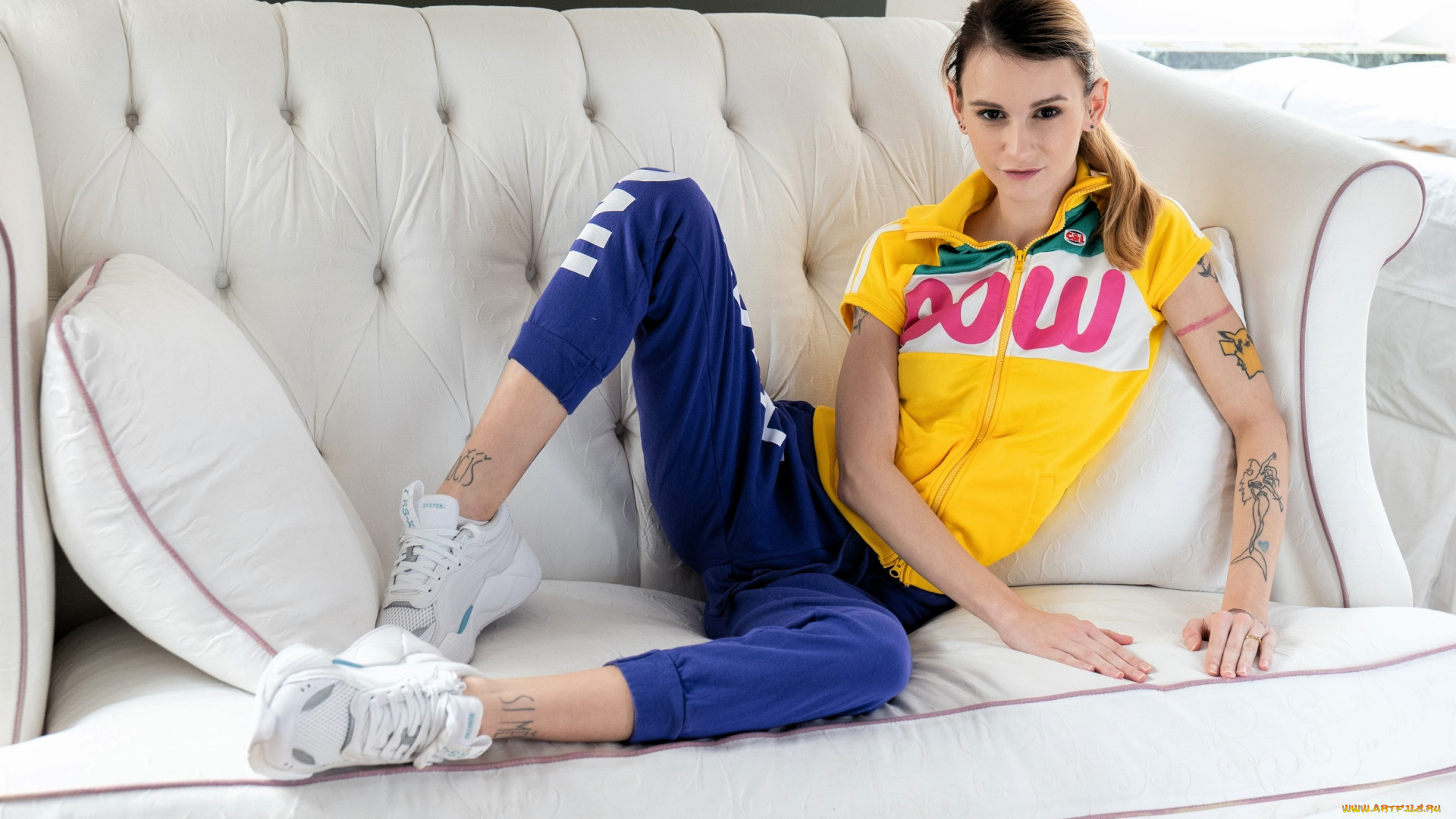 девушки, -, брюнетки, , шатенки, тату, спортивный, костюм, кроссовки, диван