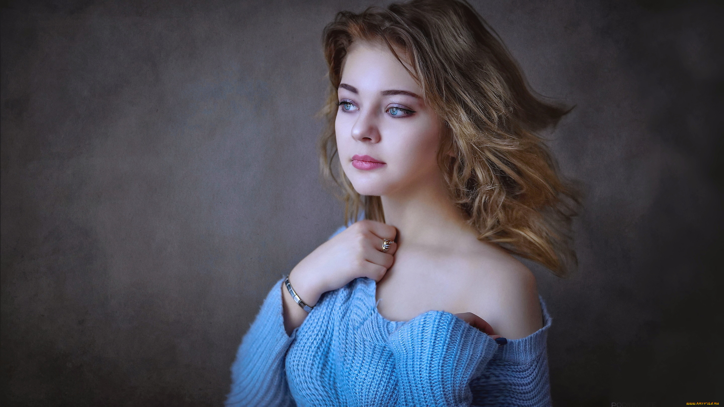 девушки, -unsort, , лица, , портреты, кофта, взгляд, темный, фон