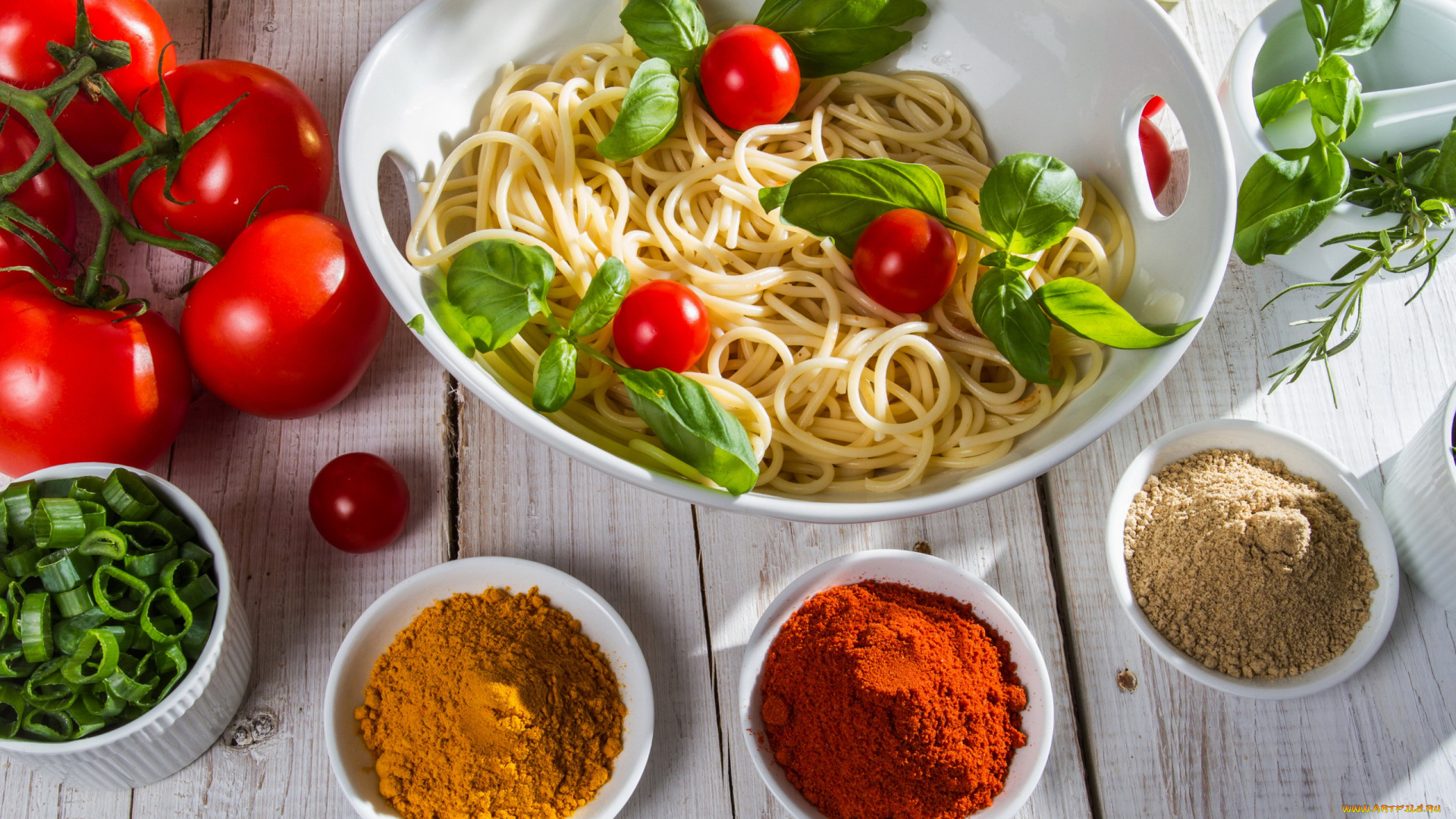еда, макароны, , макаронные, блюда, специи, паста, спагетти, помидоры, базилик, зеленый, лук