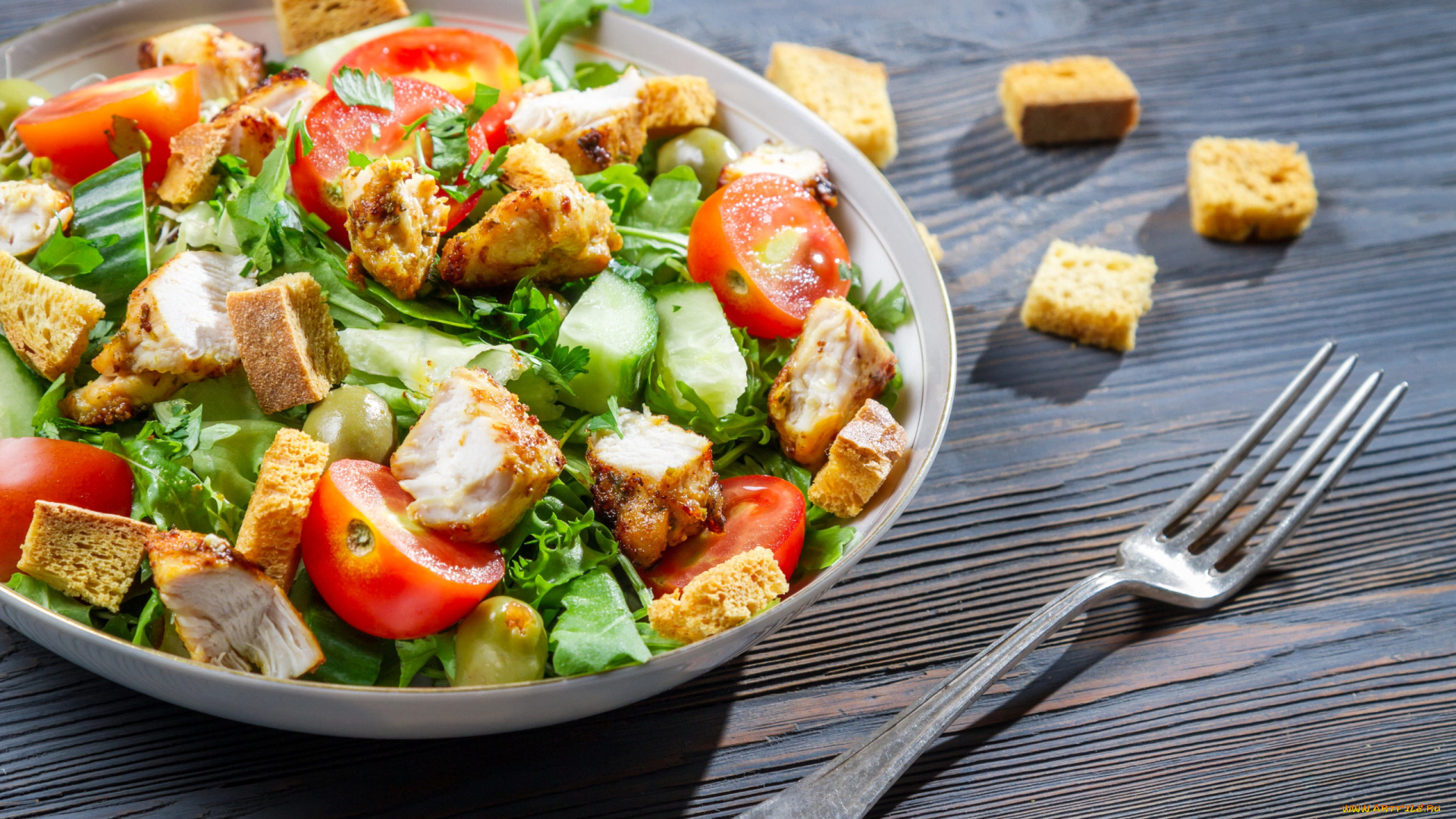 еда, салаты, , закуски, сухарики, салат, помидоры, курица, оливки, зелень