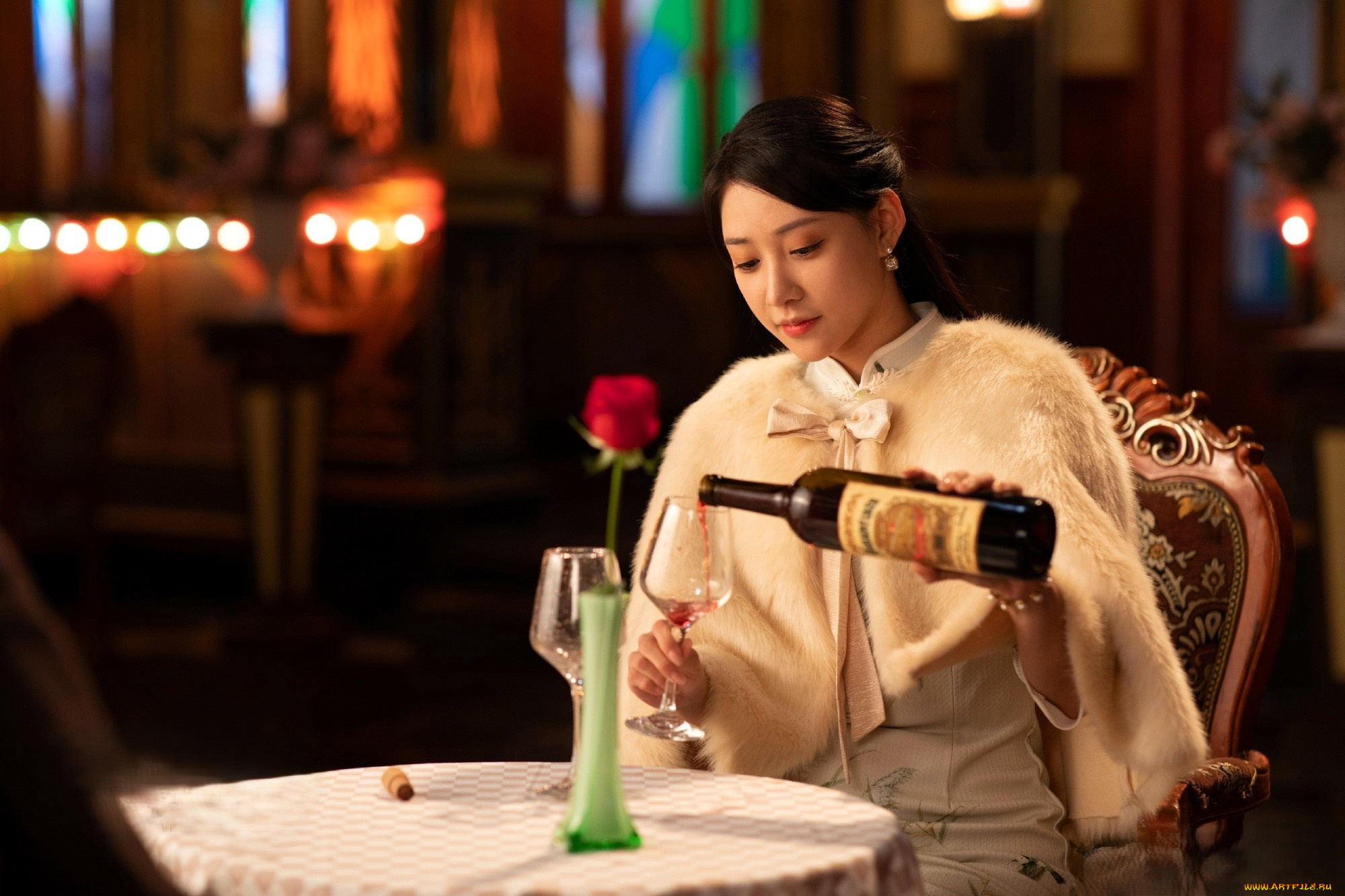 echoes, of, the, heart, кино, фильмы, девушка, накидка, бутылка, бокал, столик, роза, кафе, вино