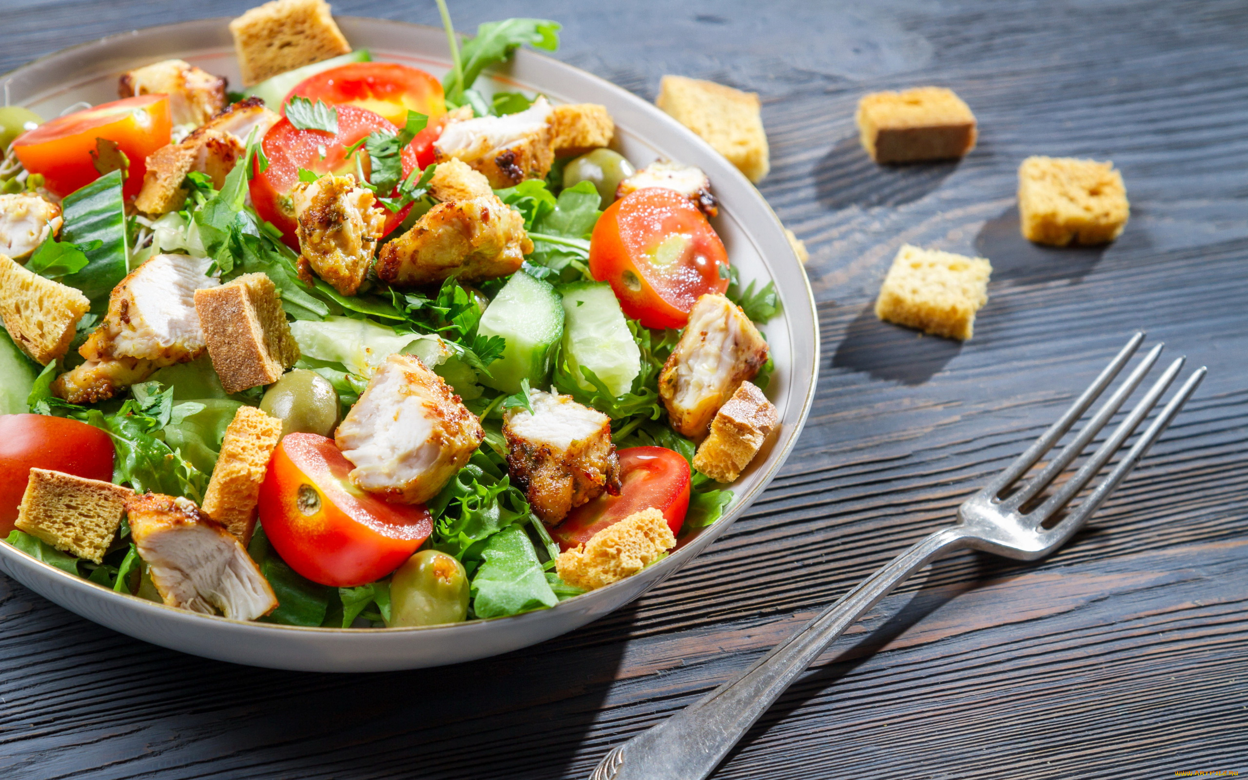 еда, салаты, , закуски, сухарики, салат, помидоры, курица, оливки, зелень