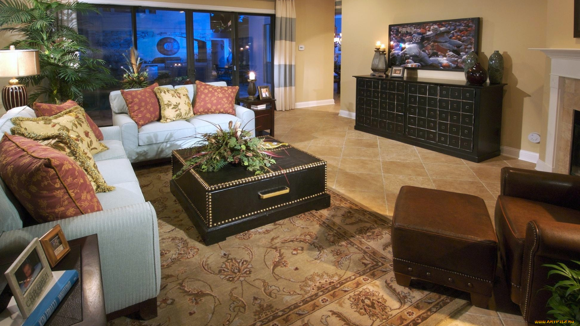 интерьер, гостиная, диван, кресло, подушки, букет, телевизор