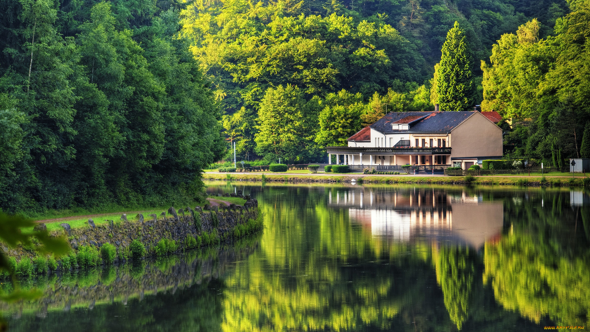 природа, реки, озера, пейзаж, лес, деревья, домик, озеро