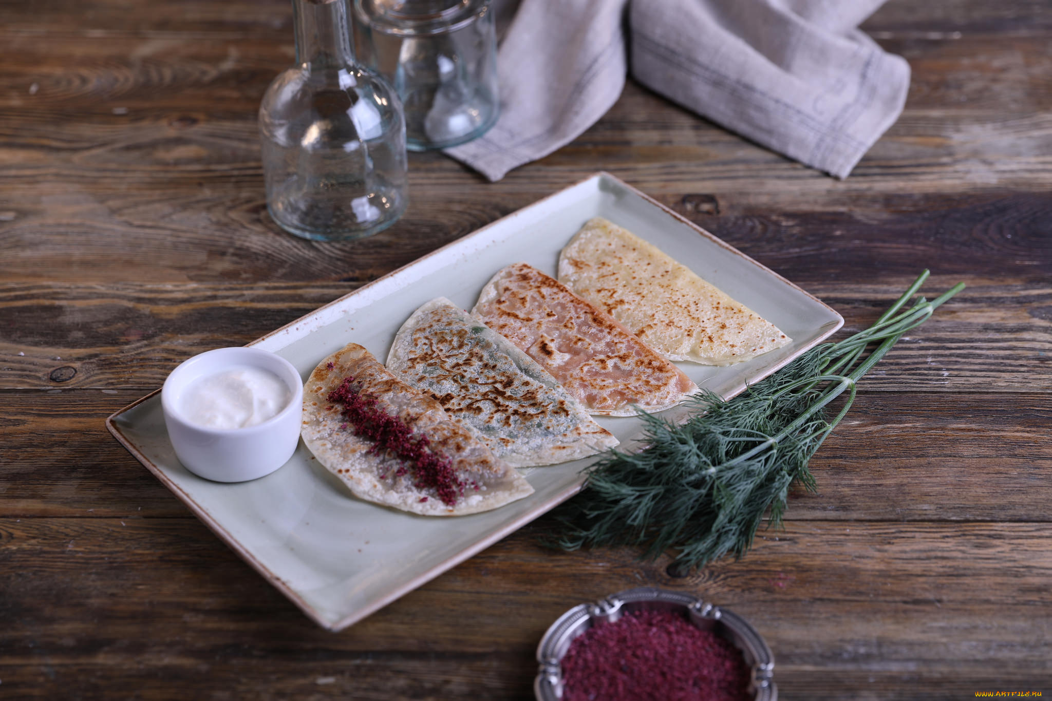 еда, блины, , оладьи, зелень, начинка, соус