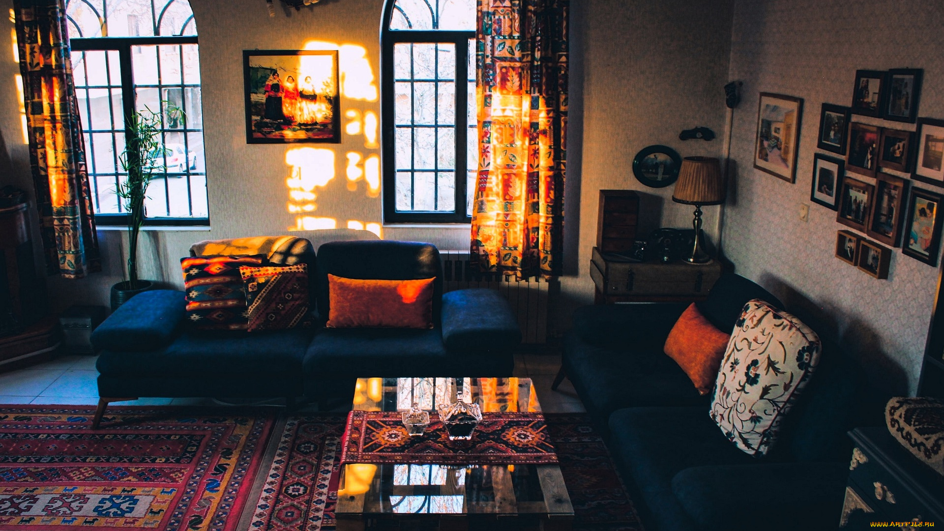 интерьер, гостиная, диваны, стол, подушки, окна, шторы, картины