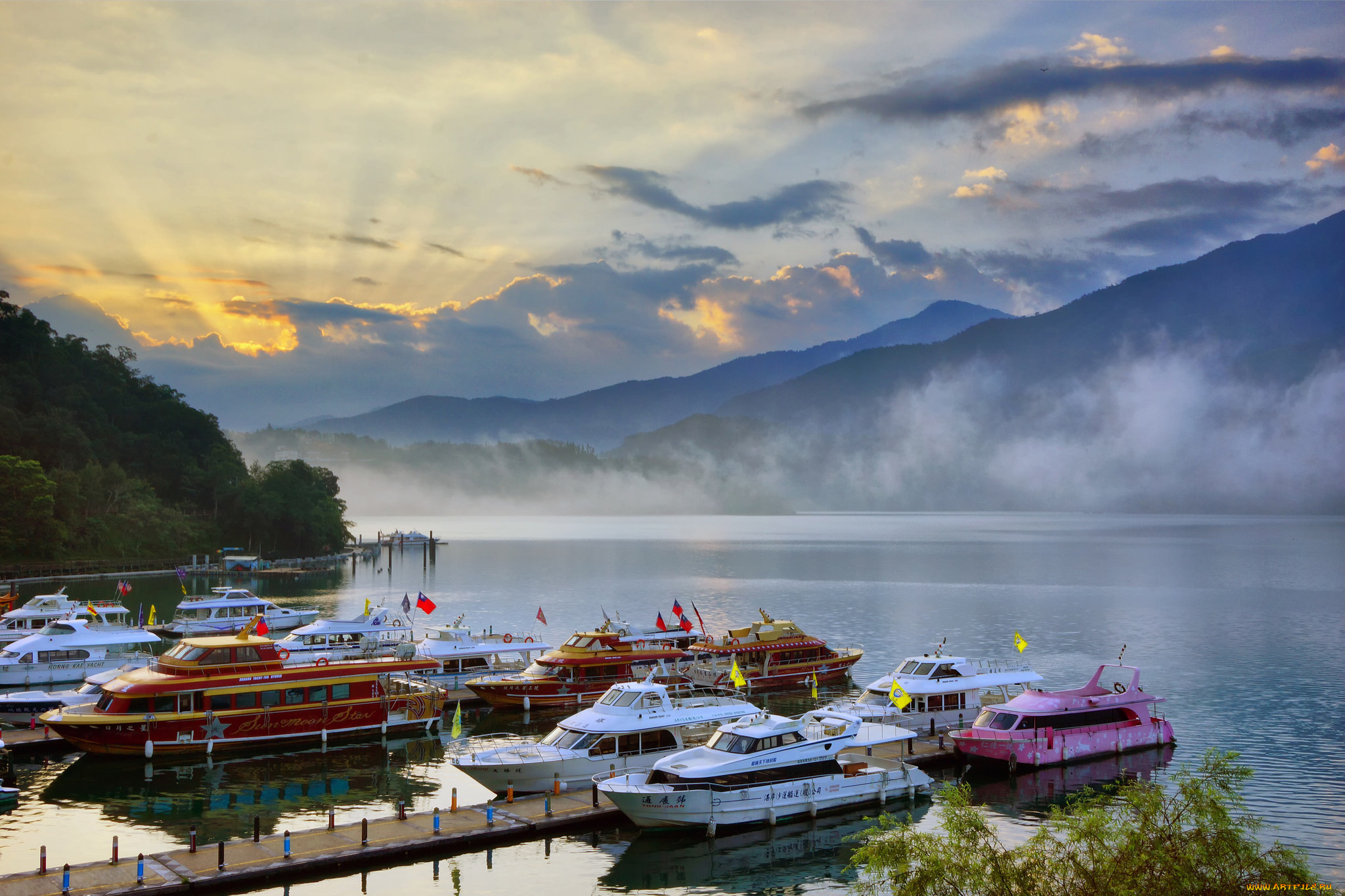 корабли, порты, , , причалы, катер, горы, лучи, небо, облака, причал, озеро