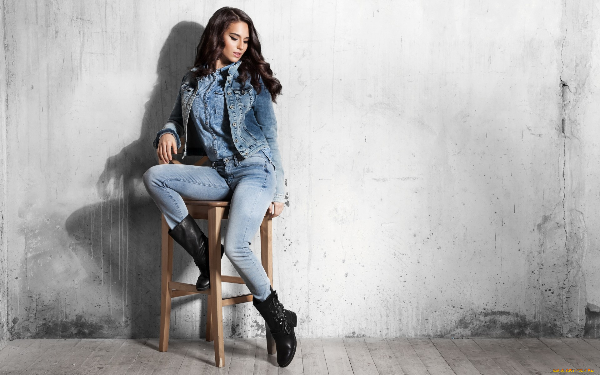 девушки, -unsort, , брюнетки, , шатенки, сапоги, джинсы, жакет, табурет