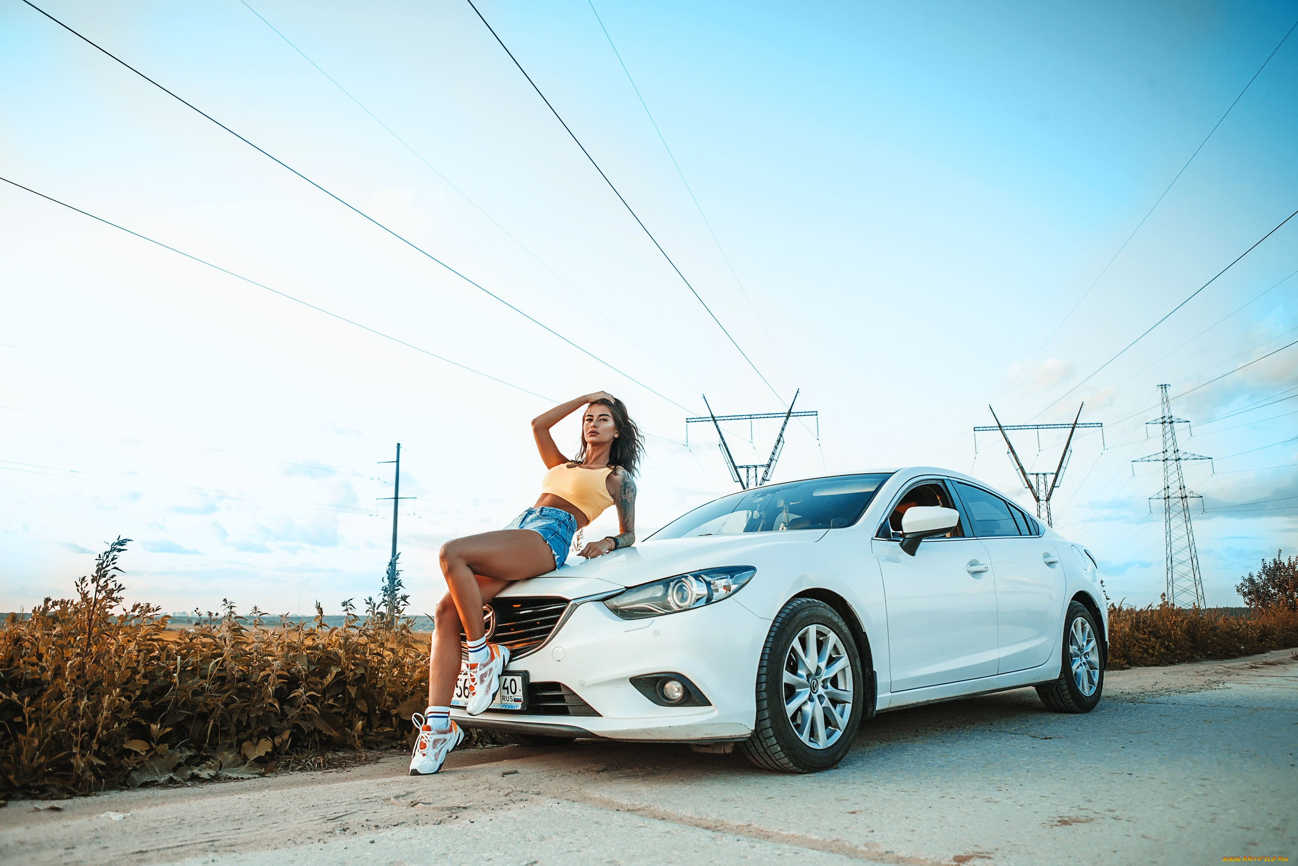 брюнетка, и, mazda, автомобили, -авто, с, девушками, женщины, с, автомобилями, дорога, белые, носки, татуировка, кроссовки, пирсинг, шорты, на, открытом, воздухе, брюнетка, mazda, седан