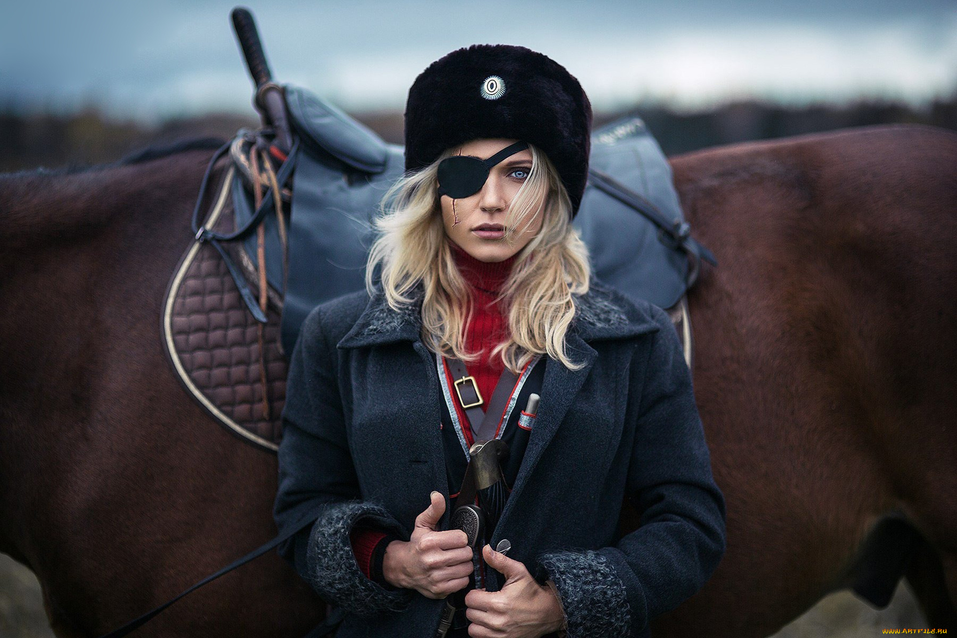 darya, lefler, девушки, дарья, лефлер, darya, lefler, бурка, папаха, казачка, шрам, лошадь, конь, степь, шашка, есаул, рубить, сабля, холодное, оружие, атаманша, дарья, лефлер, cosplay, блондинка, девушка, модель, наряд, поза, макияж, причёска, взгляд