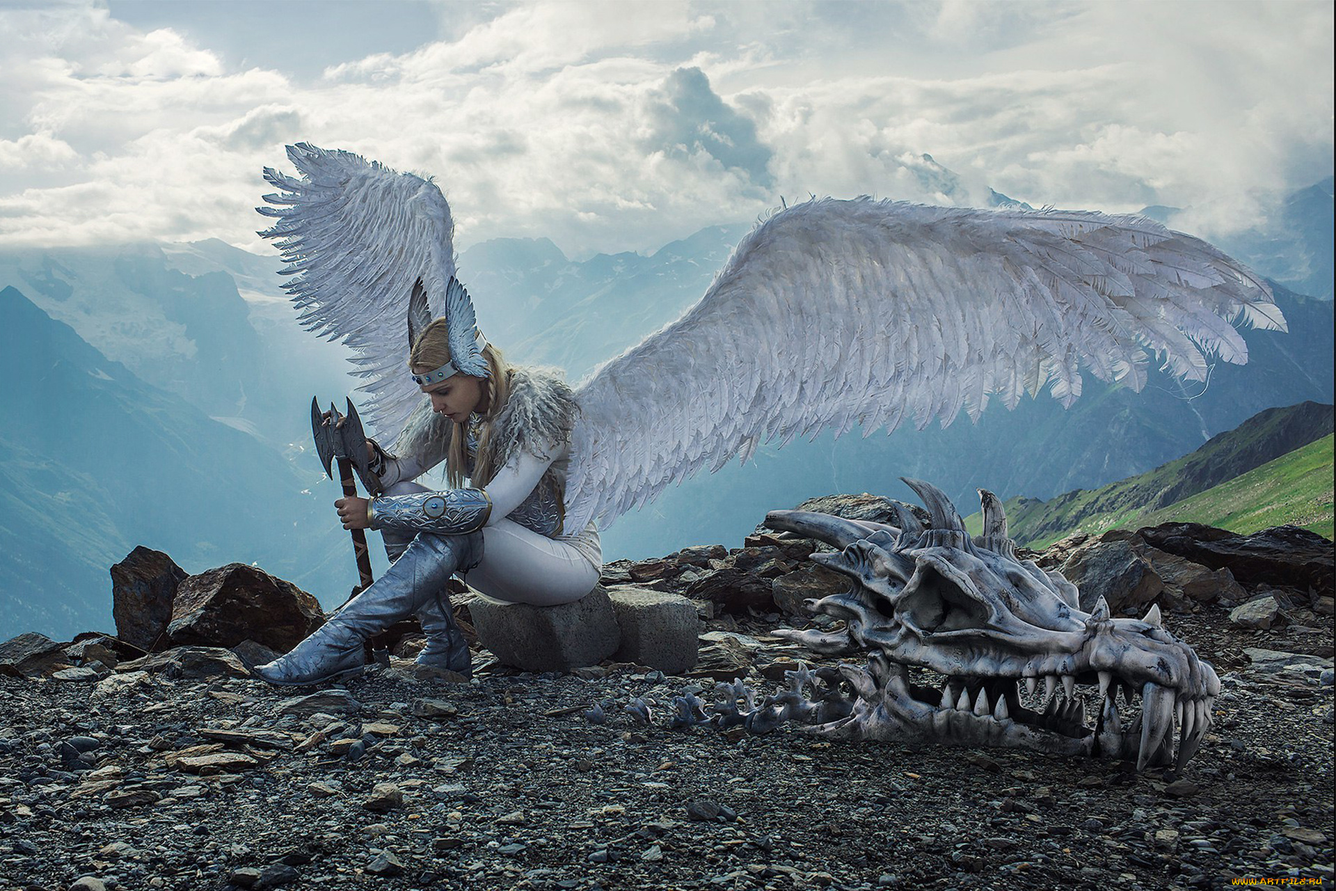 darya, lefler, девушки, дарья, лефлер, darya, lefler, ангел, крылья, череп, дракон, кости, горы, белый, перья, красотка, дарья, лефлер, cosplay, блондинка, девушка, модель, наряд, поза, макияж, причёска, взгляд