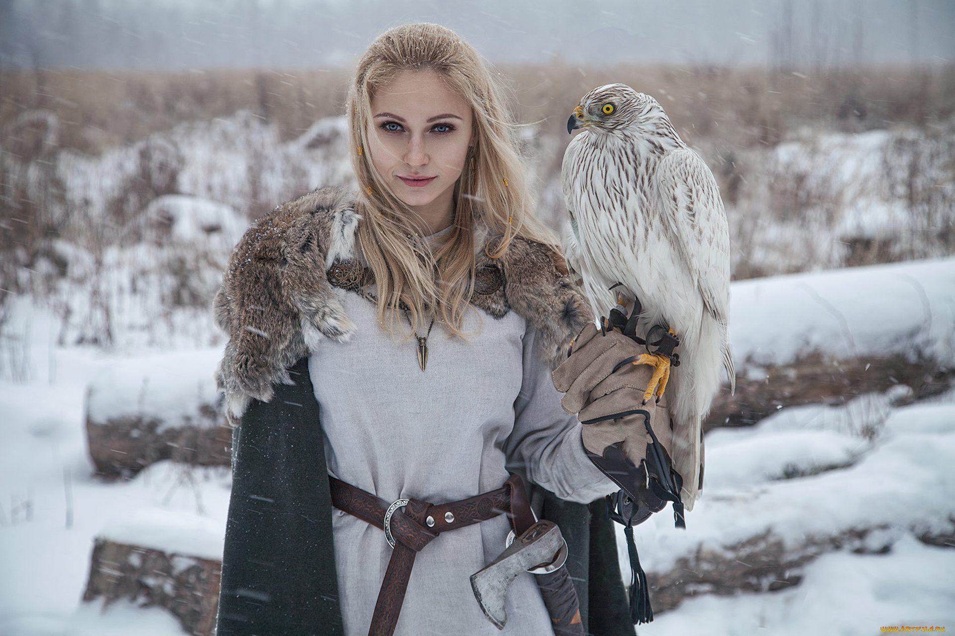 darya, lefler, девушки, дарья, лефлер, darya, lefler, охотник, средневековье, птица, хищник, ястреб, охота, дарья, лефлер, cosplay, блондинка, девушка, модель, наряд, поза, макияж, причёска, взгляд