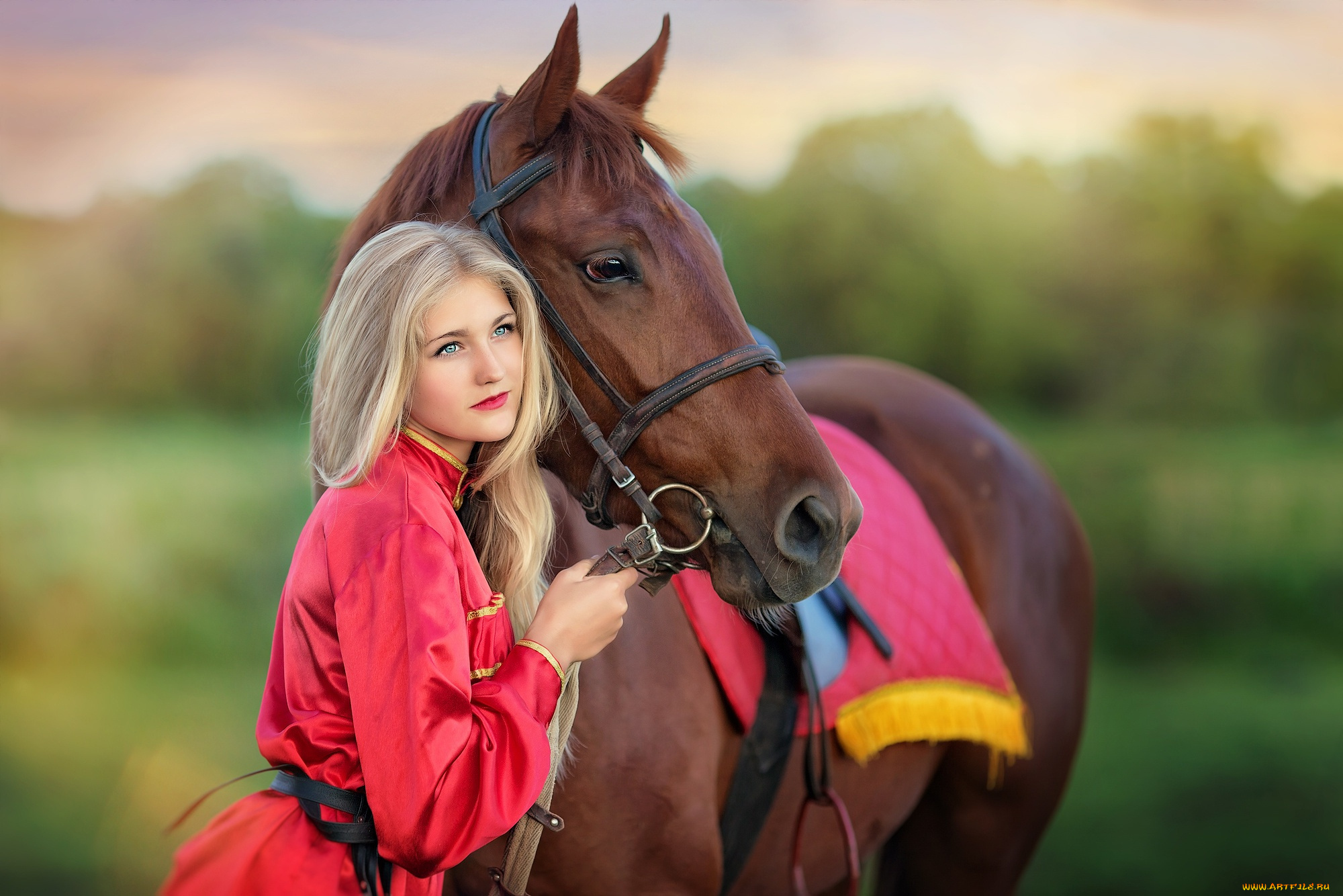 девушки, -, блондинки, , светловолосые, девушка, модель, блондинка, красотка, поза, взгляд, макияж, конь, лошадь, жеребец, кобыла, красавица, русская, голубоглазая, уздечка, упряжь, сбруя, грива, зелень, красный