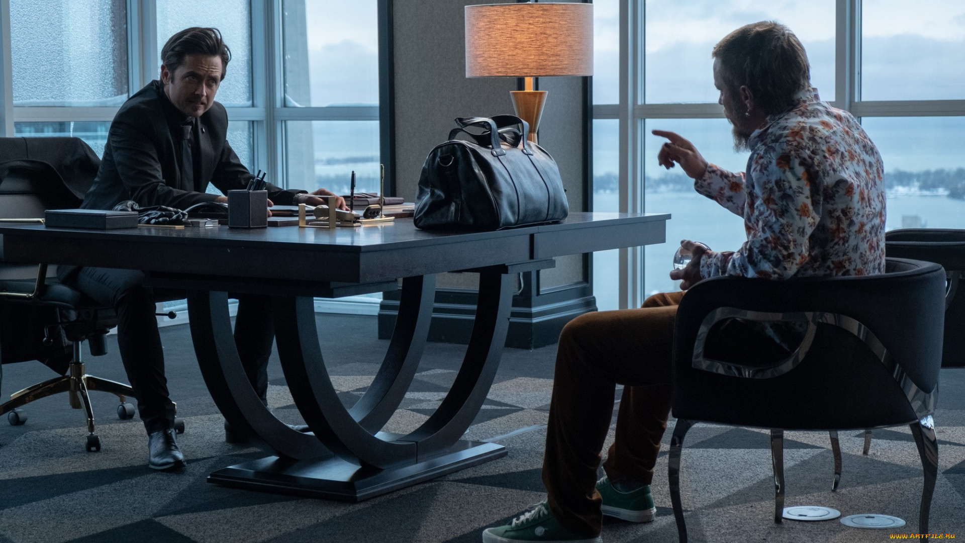 кино, фильмы, die, in, a, gunfight, мужчины, разговор, стол, сумка