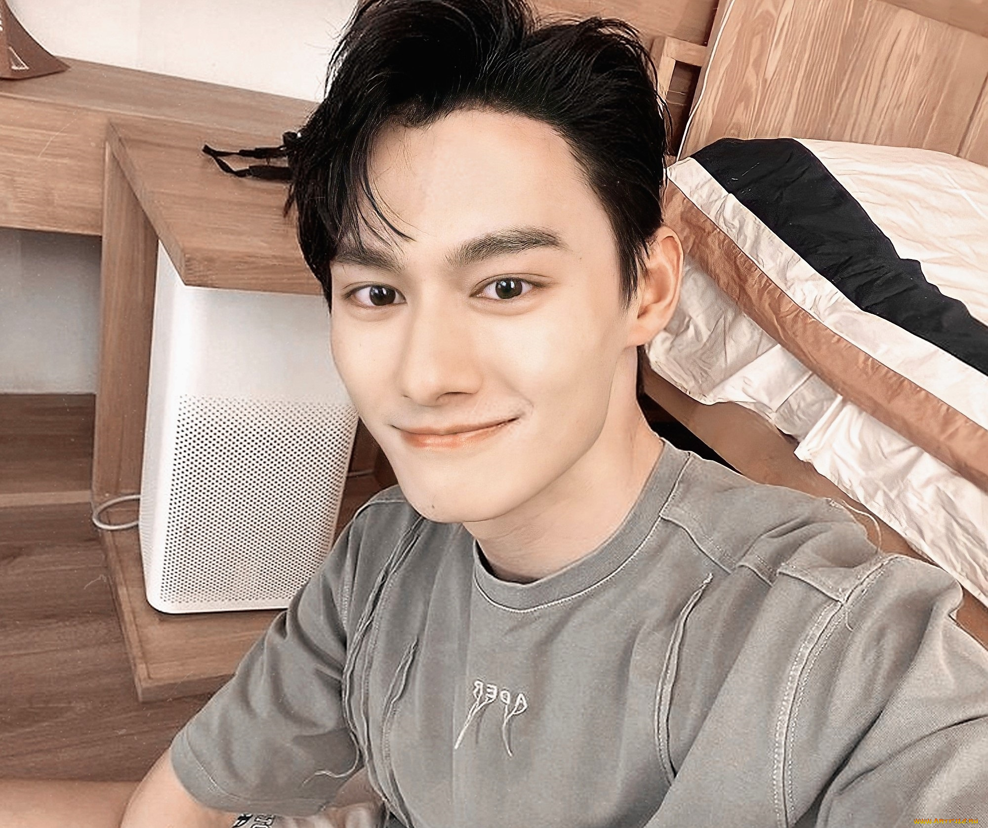 мужчины, wang, zhuocheng, актер, улыбка, футболка, кровать