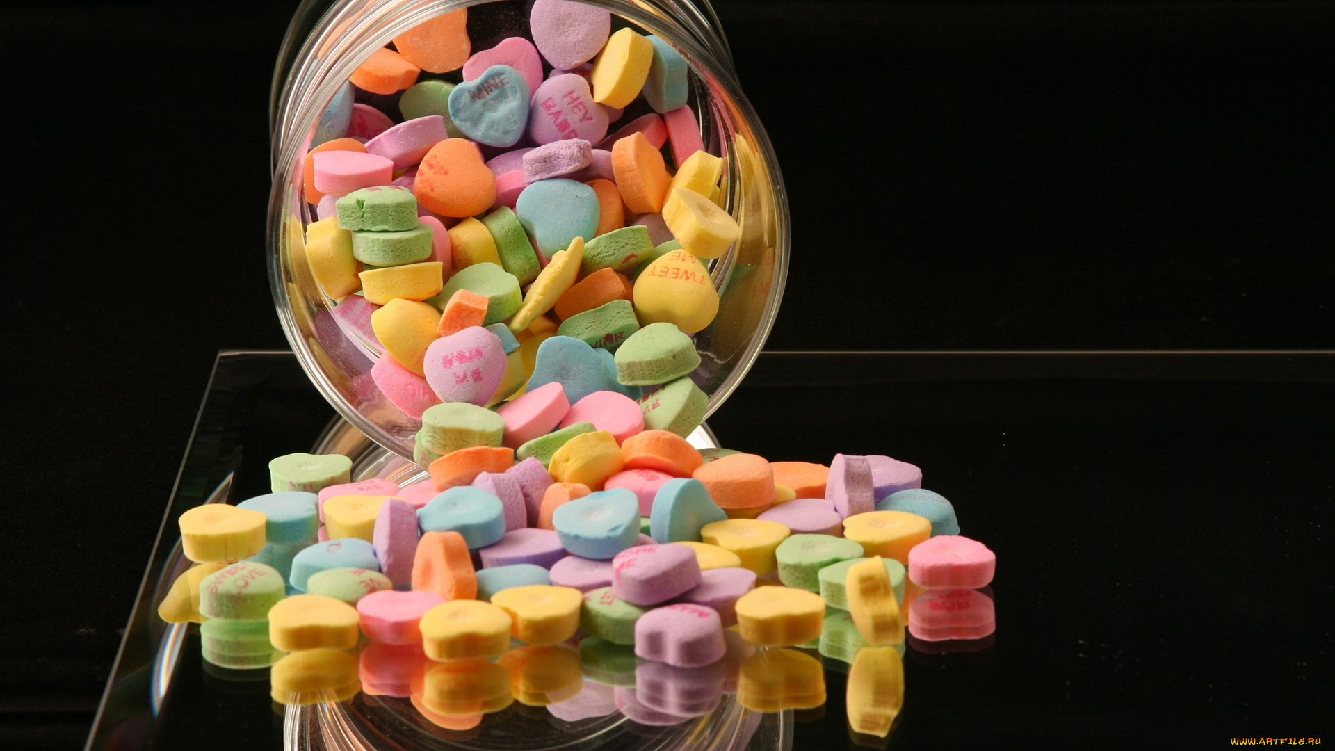 еда, конфеты, шоколад, сладости, яркие, разноцветные, сердечки, сладкое, драже, баночка, цветные, черный, фон