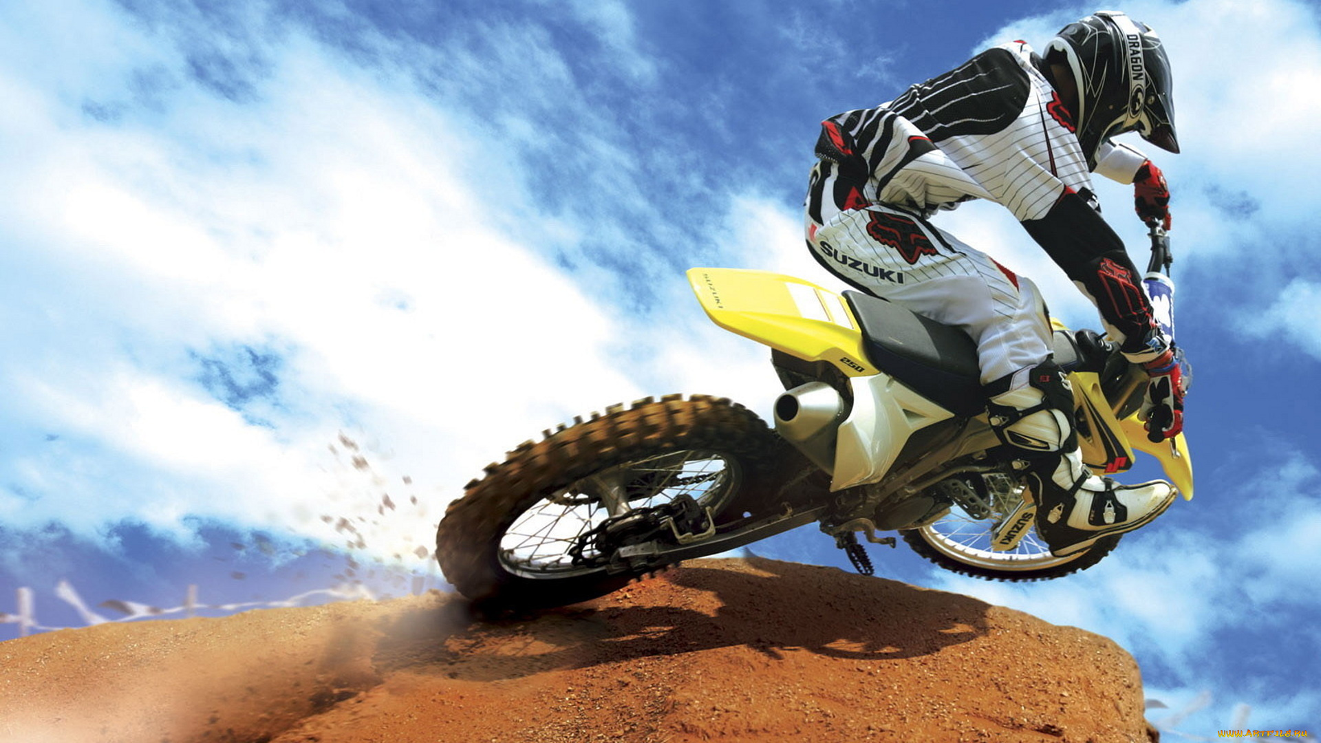 спорт, мотокросс, облака, небо, грязь, шлем, экстрим, мотоцикл, мотоциклист