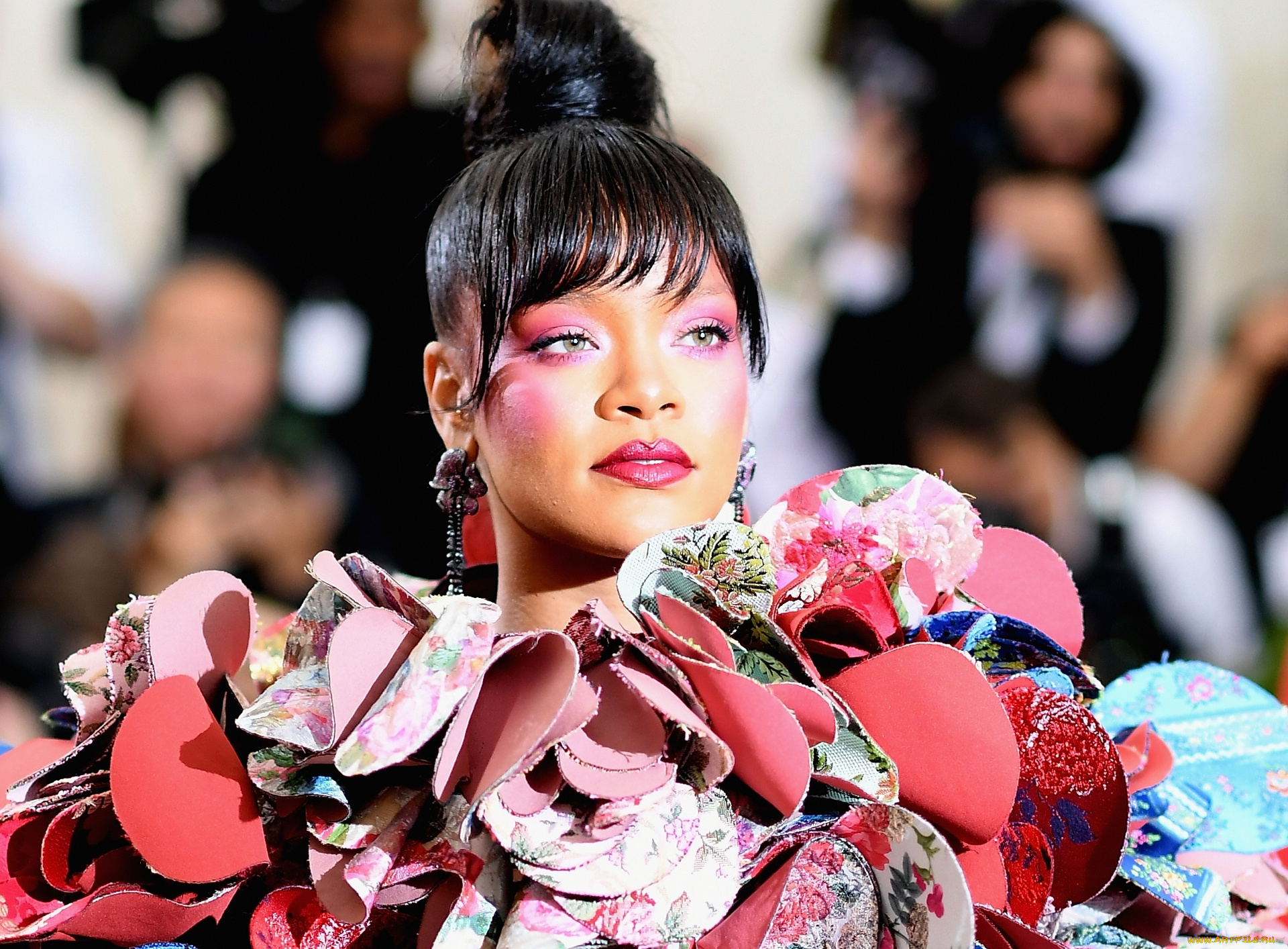 музыка, rihanna, серьги, рюши, наряд, певица, рианна